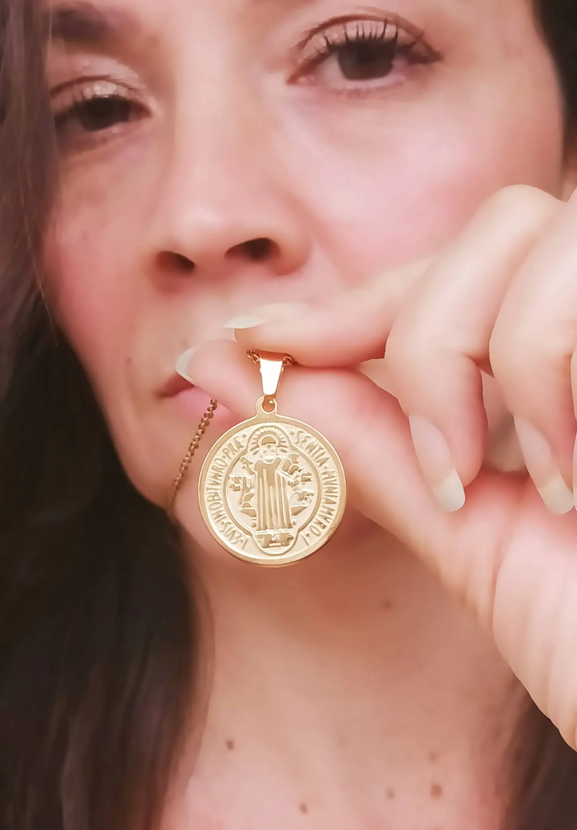 Colgante Medalla San Benito hipoalergénica chapado en oro 18kl 3