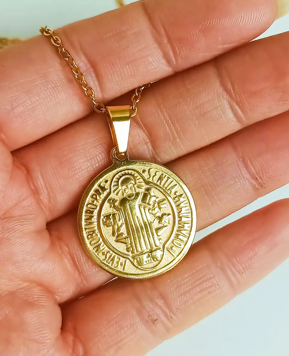 Colgante Medalla San Benito hipoalergénica chapado en oro 18kl 4