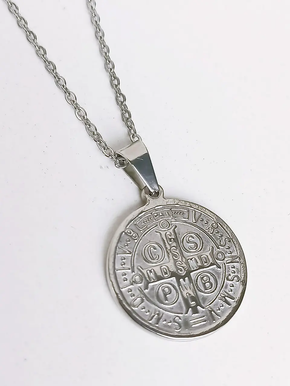 Colgante Medalla San Benito hipoalergénica plateada 4