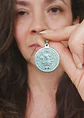 Colgante Medalla San Benito hipoalergénica plateada - Miniatura 5