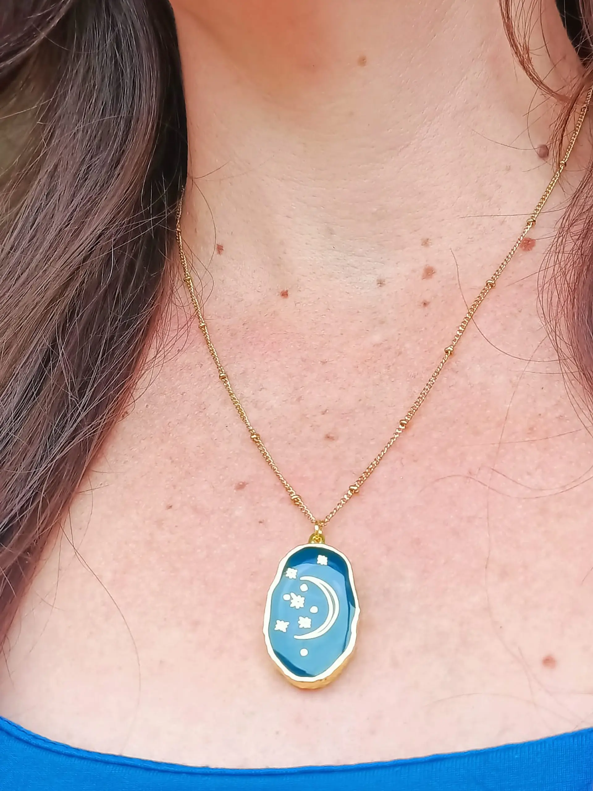 Colgante Luna Y Estrellas Resina Azul Chapado En Oro 18k 2