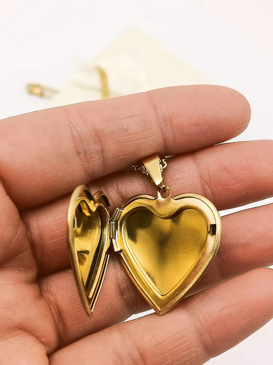 Cadena relicario corazón liso chapado en oro 18 kl 4