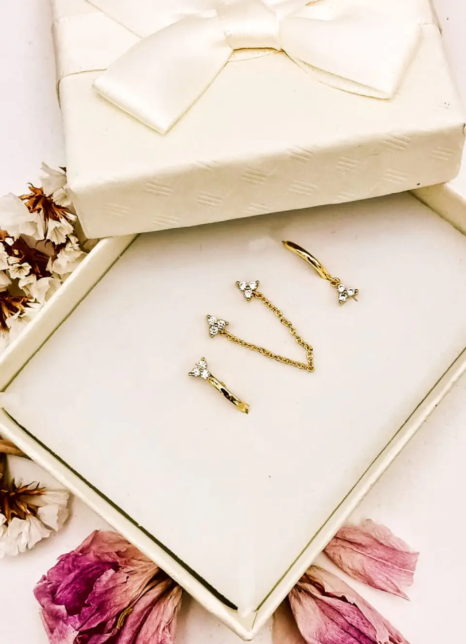Set Conjunto Huggies pendientes Flor trímera chapados En Oro 18k 2