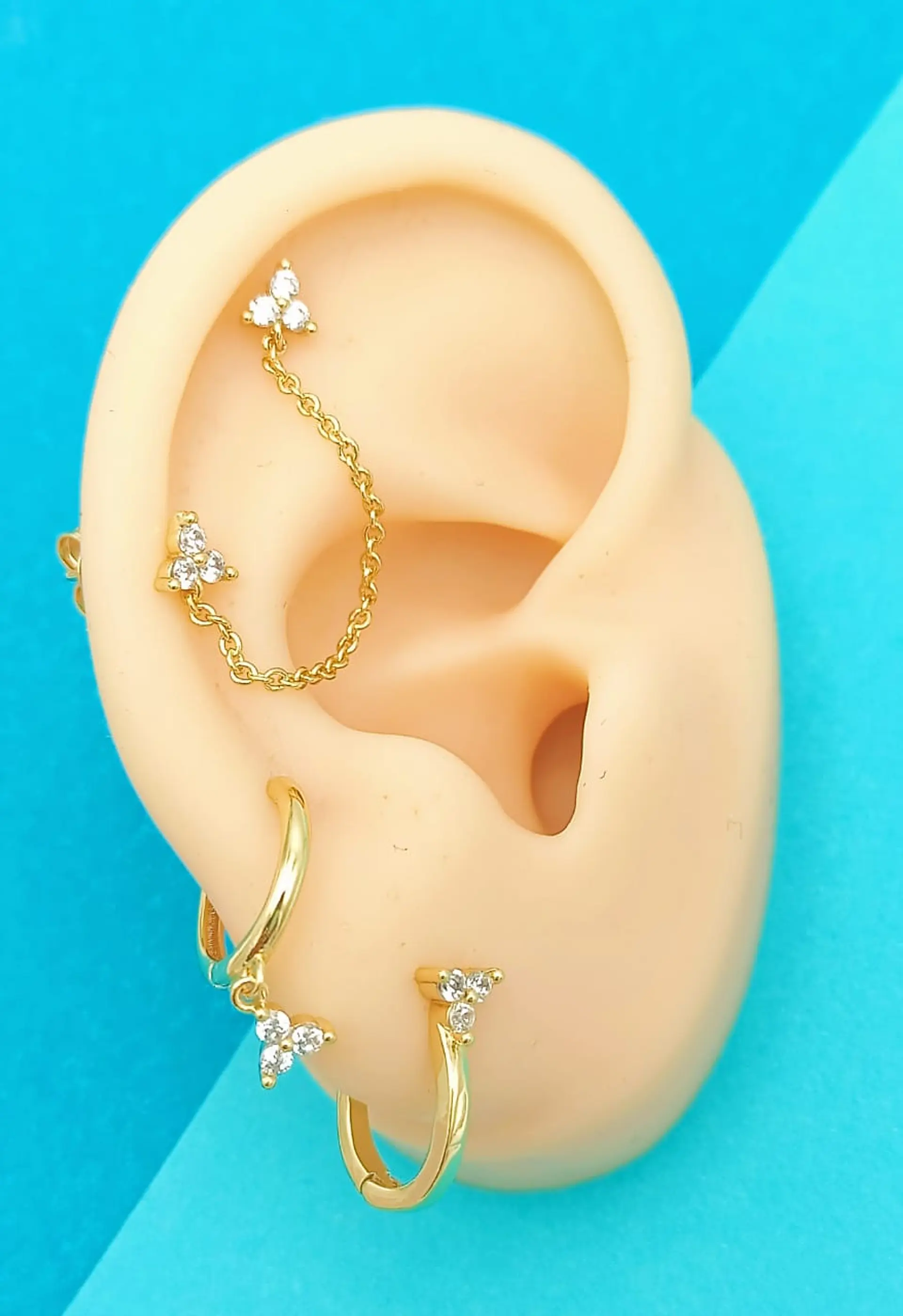 Set Conjunto Huggies pendientes Flor trímera chapados En Oro 18k 3