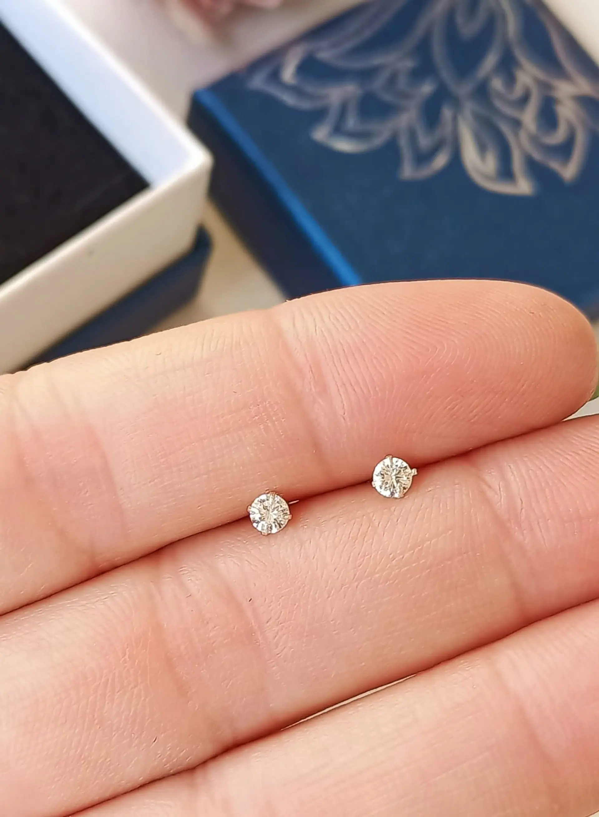 Pendientes Puntos de Luz En Plata ley 925 Zirconia 3mm 2