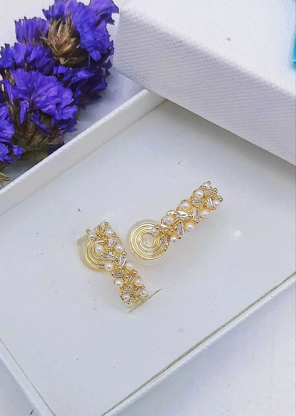Aros Sin Perforación Vivian Huggies Perlas Zirconia bañada en oro 18kl 4
