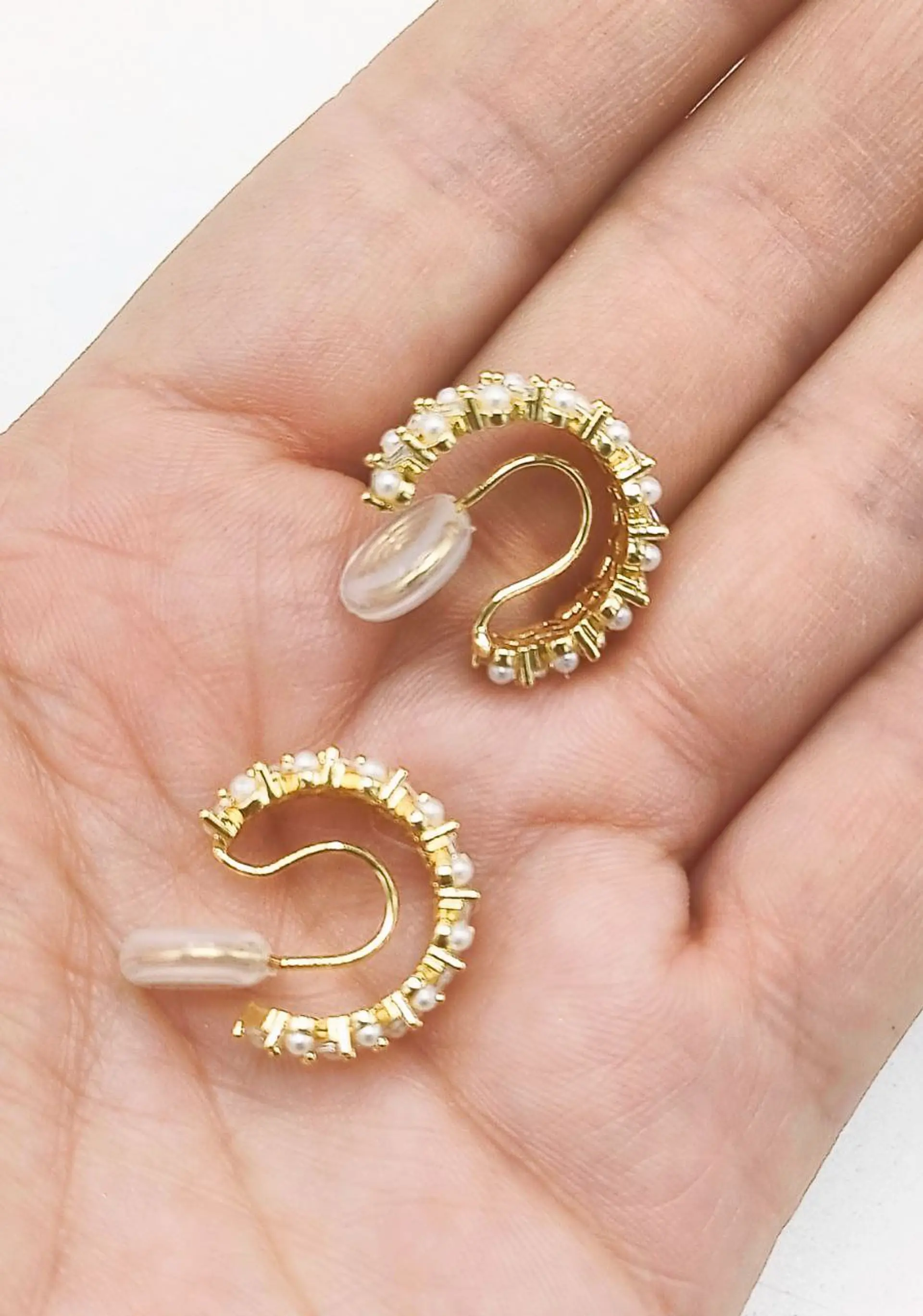 Aros Sin Perforación Vivian Huggies Perlas Zirconia bañada en oro 18kl 5