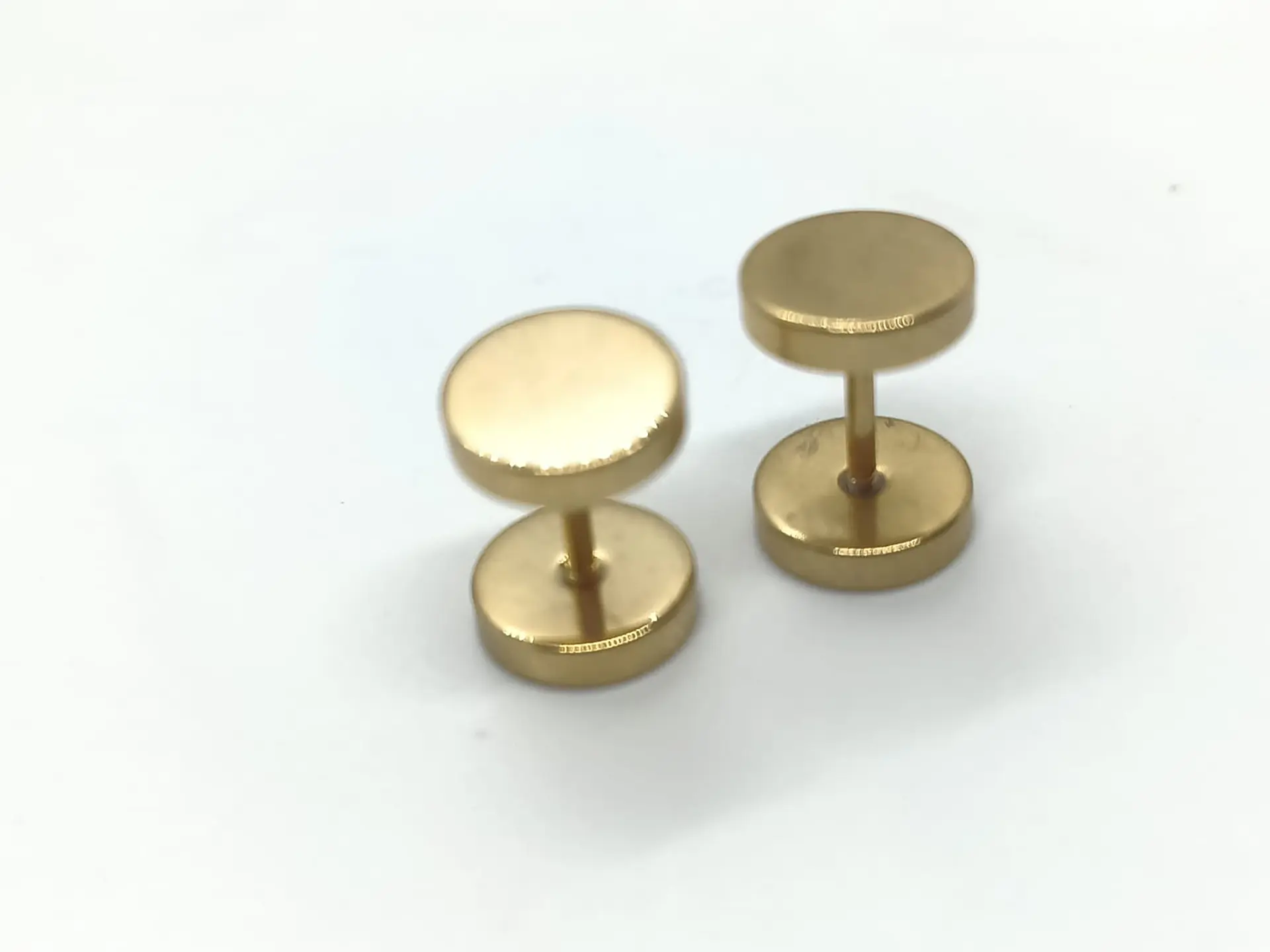Aros Redondos 8mm Barbell Moda Punk Rock Chapados En Oro 18k 2
