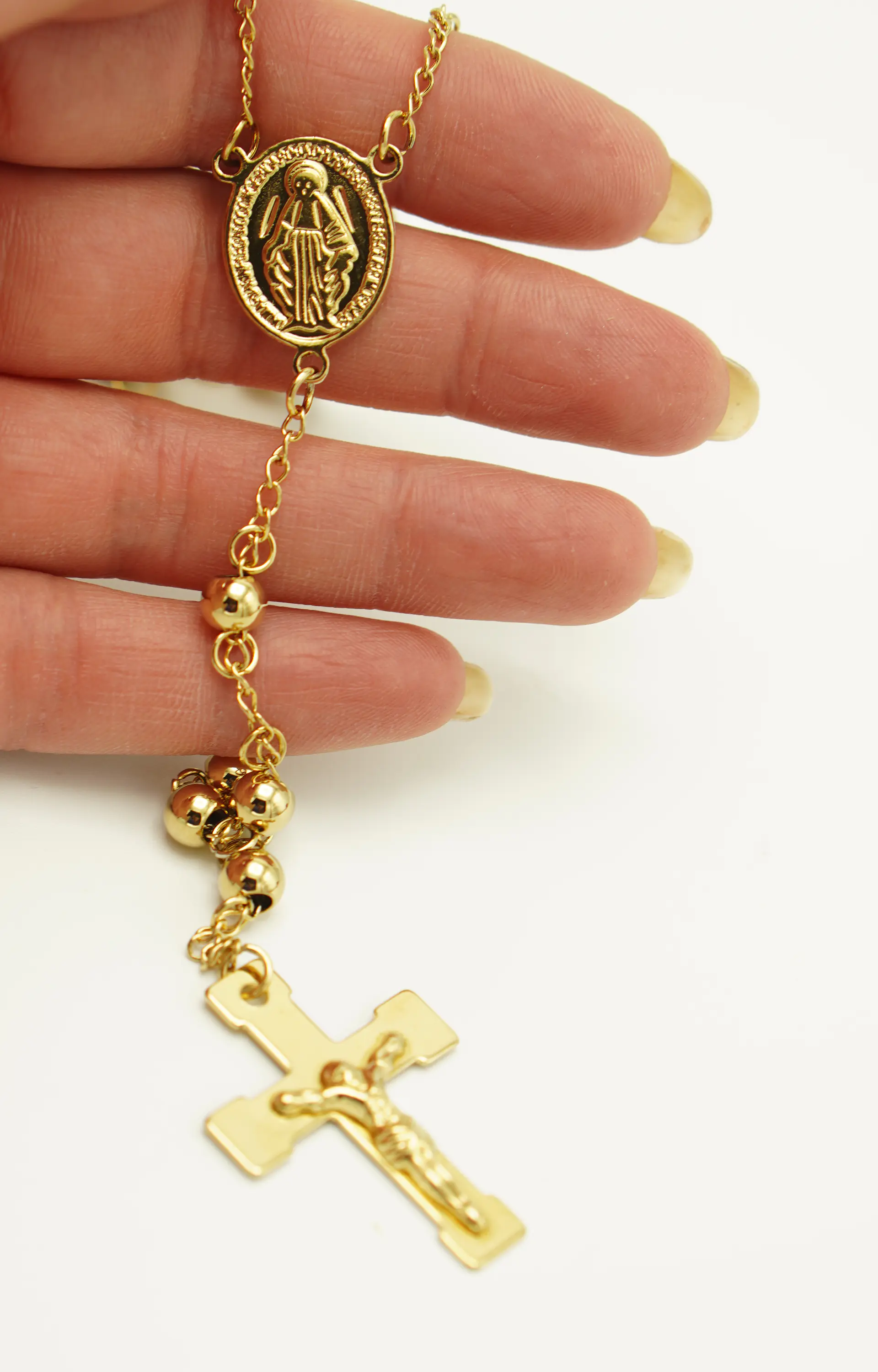 Elegancia Espiritual | Rosario Virgen María Chapado en Oro 18K – Protección y Estilo en Cada Paso 4