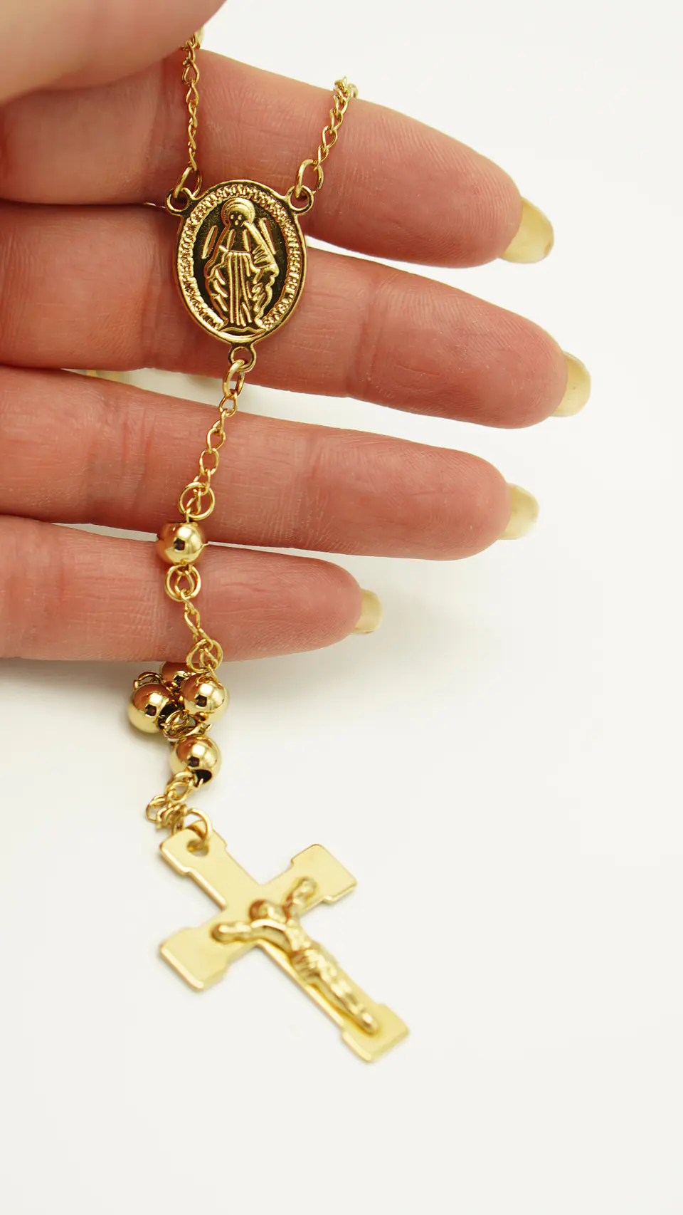 Elegancia Espiritual | Rosario Virgen María Chapado en Oro 18K – Protección y Estilo en Cada Paso 4