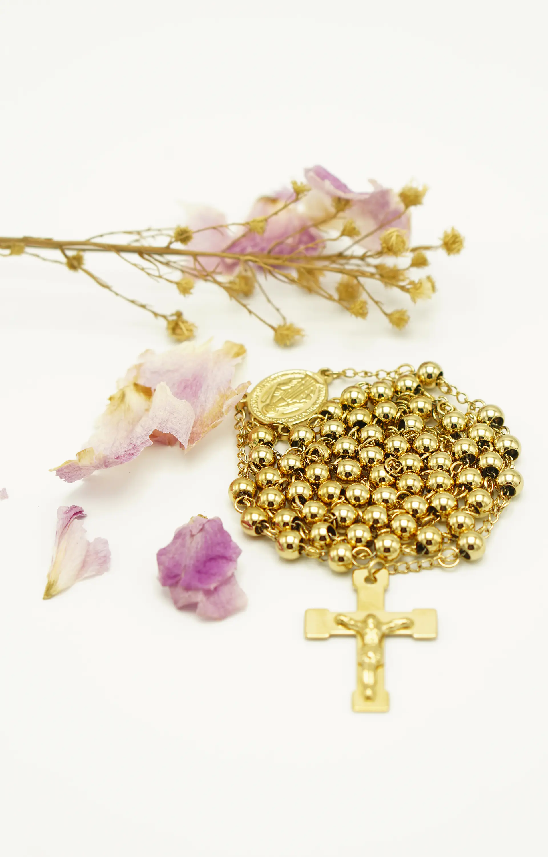 Elegancia Espiritual | Rosario Virgen María Chapado en Oro 18K – Protección y Estilo en Cada Paso 7