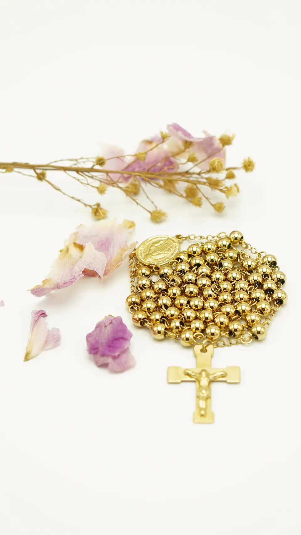 Elegancia Espiritual | Rosario Virgen María Chapado en Oro 18K – Protección y Estilo en Cada Paso 7