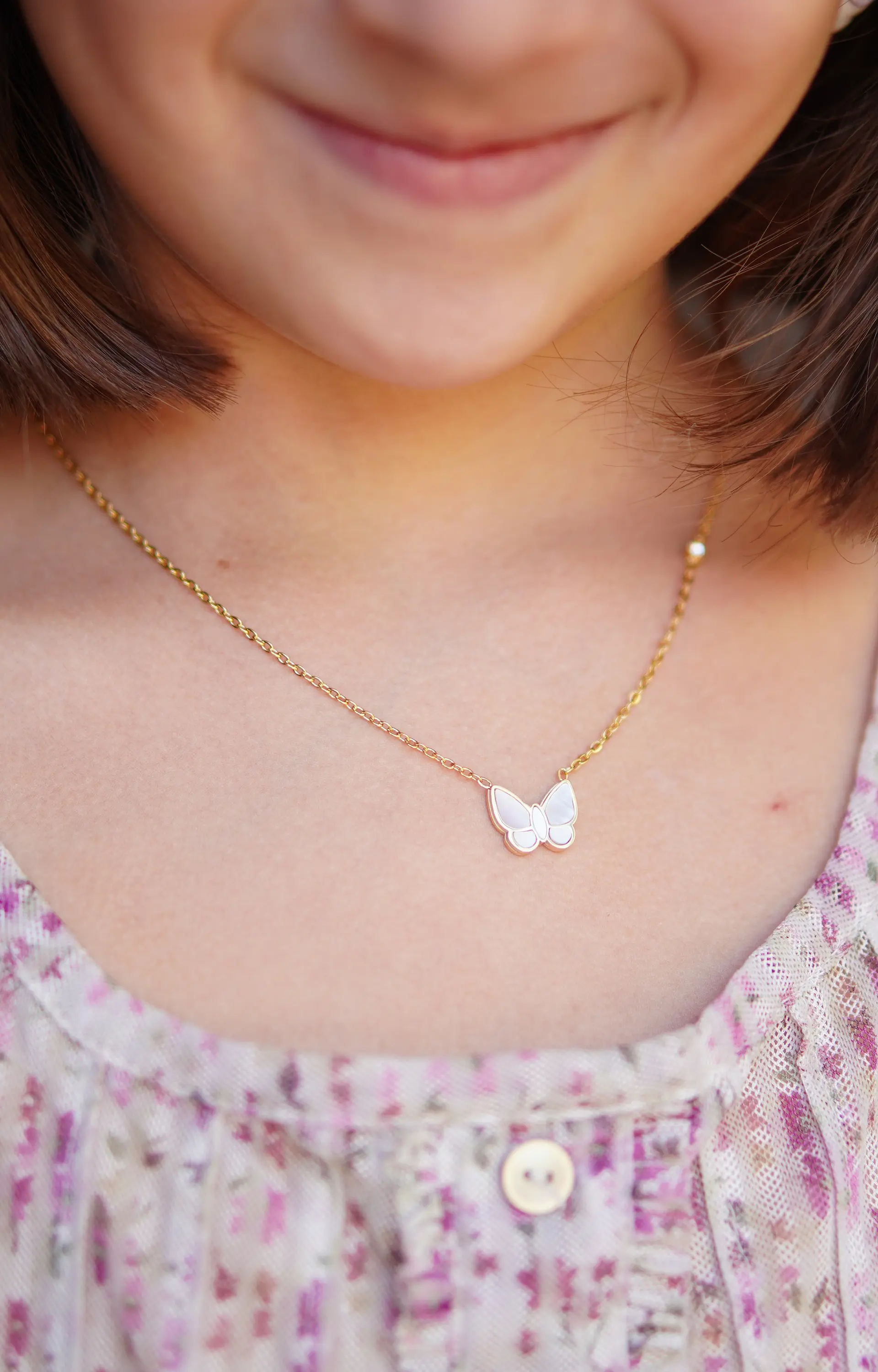 Colgante Mariposa Nácar Punto De Luz Chapado En Oro 18k 8