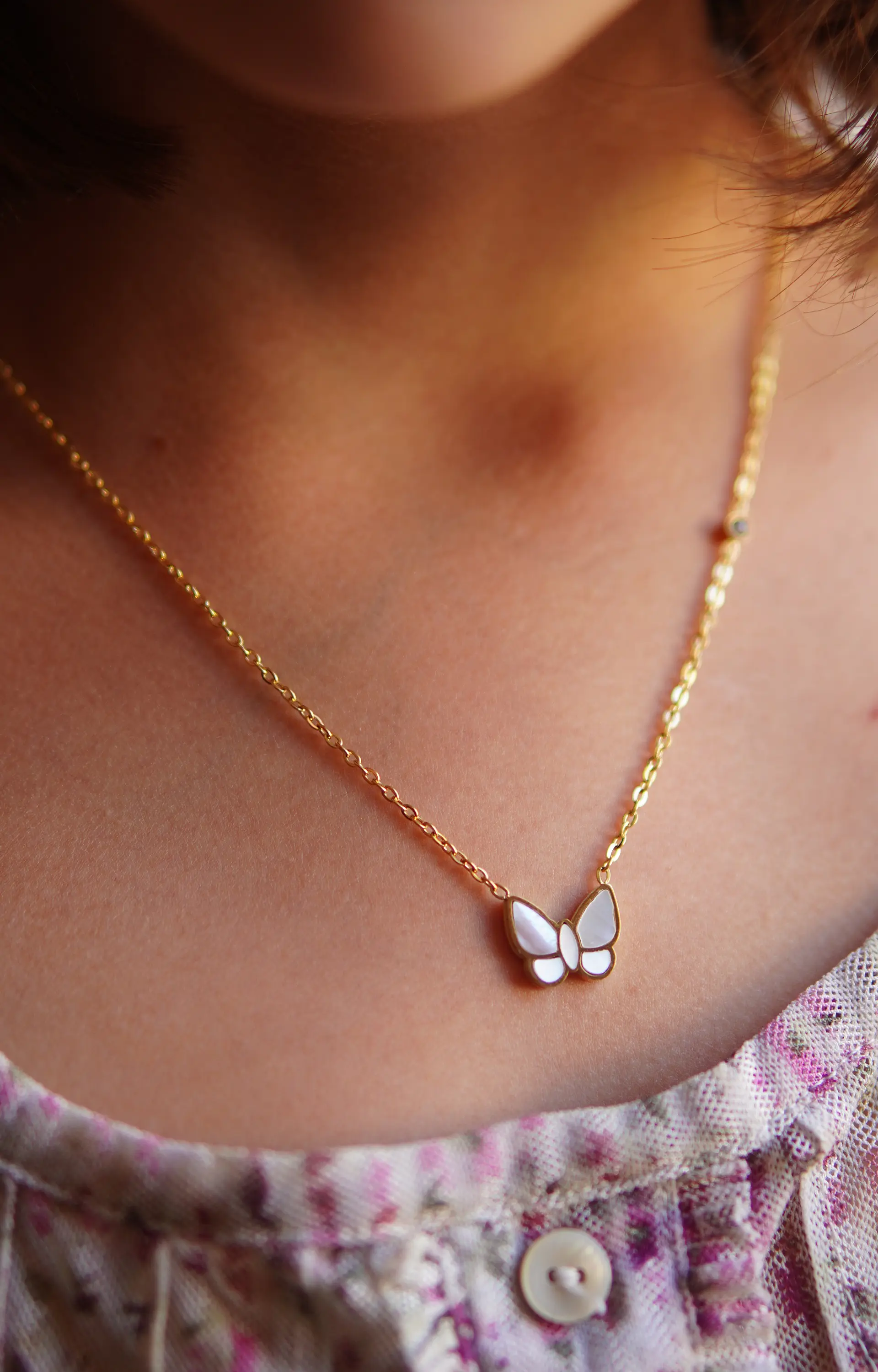 Colgante Mariposa Nácar Punto De Luz Chapado En Oro 18k 3