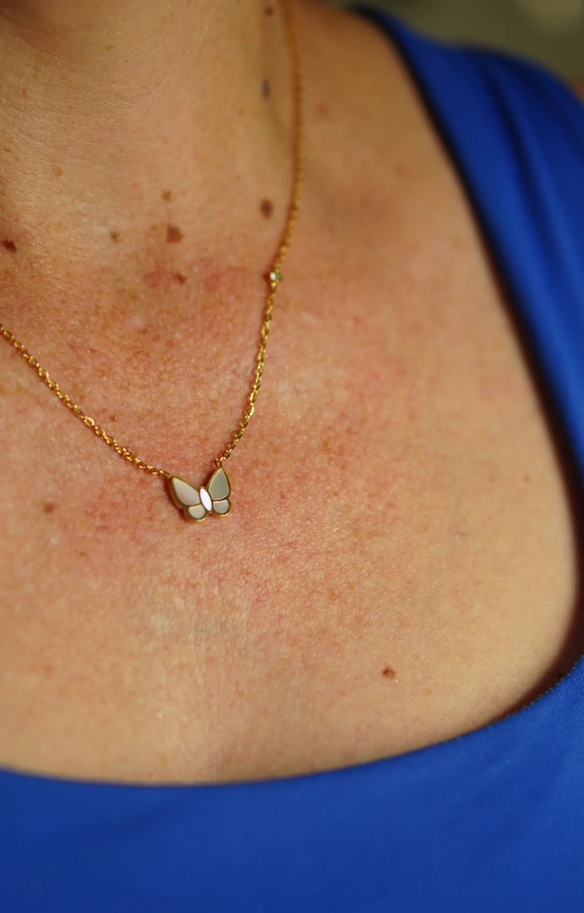 Colgante Mariposa Nácar Punto De Luz Chapado En Oro 18k 6