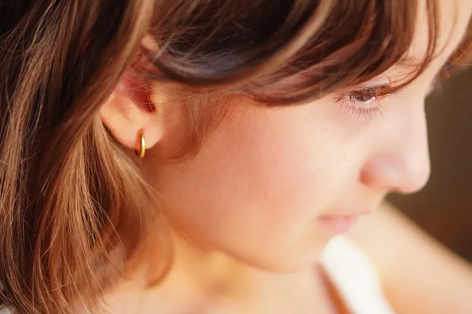 Argollas lisas Aura Titanio 8mm Astm F136 Chapadas En Oro 18k  3