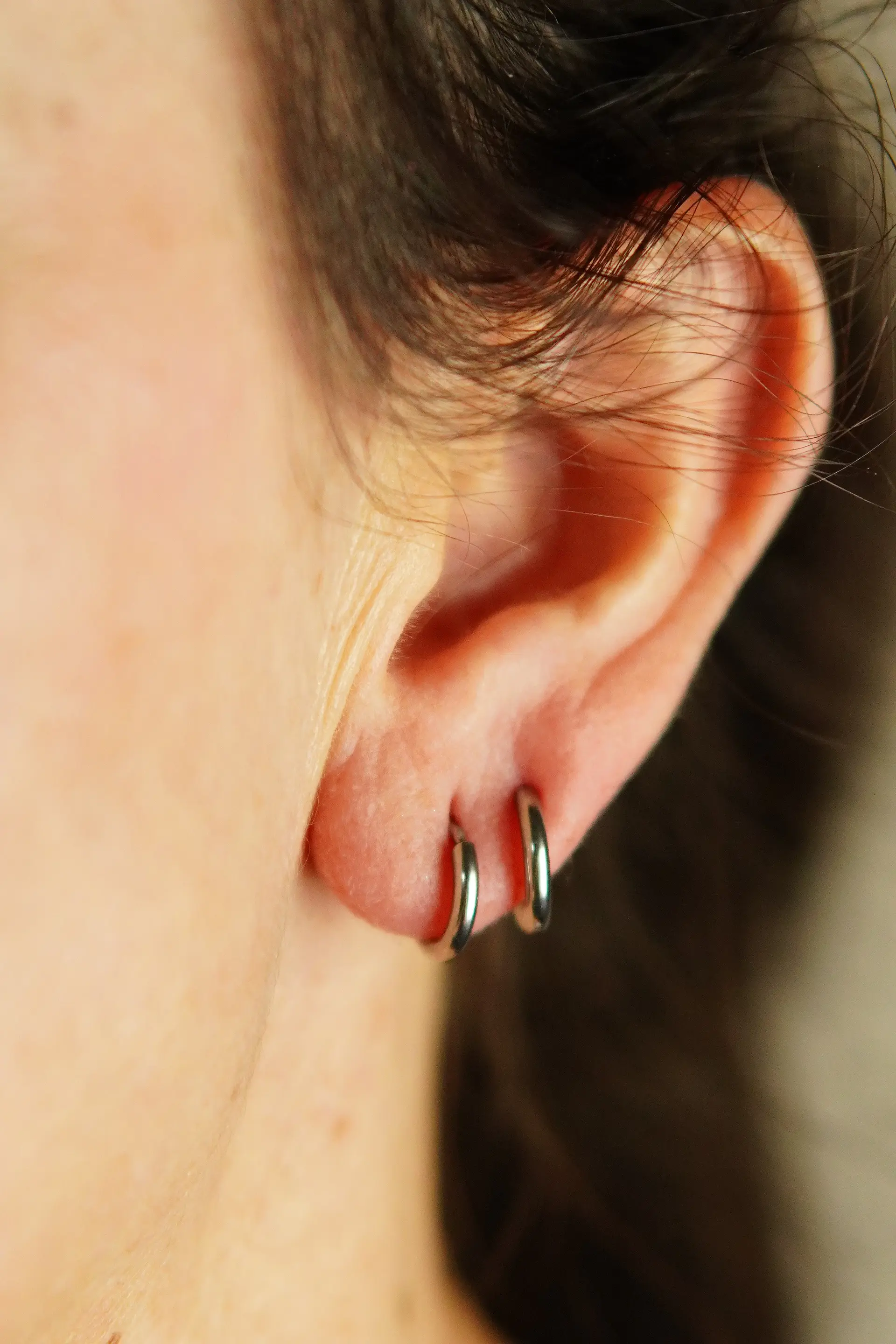 Argollas Lisas aura 8mm Titanio Astm F136 plateadas 3