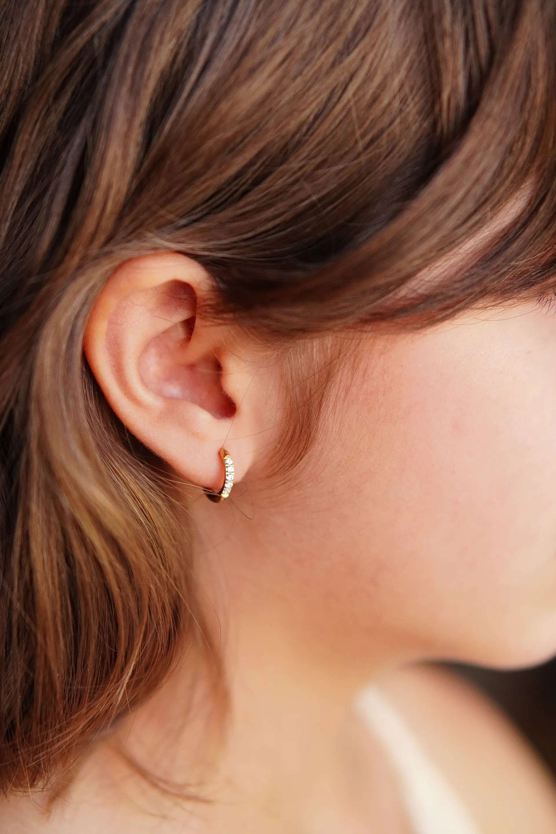 Argollas Aura shine 8mm zirconias Titanio Astm F136 Chapado En Oro 18k 4