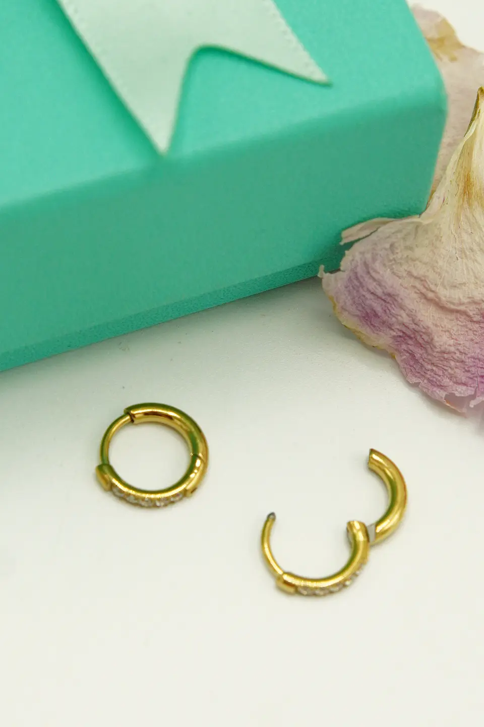 Argollas Aura shine 8mm zirconias Titanio Astm F136 Chapado En Oro 18k 2