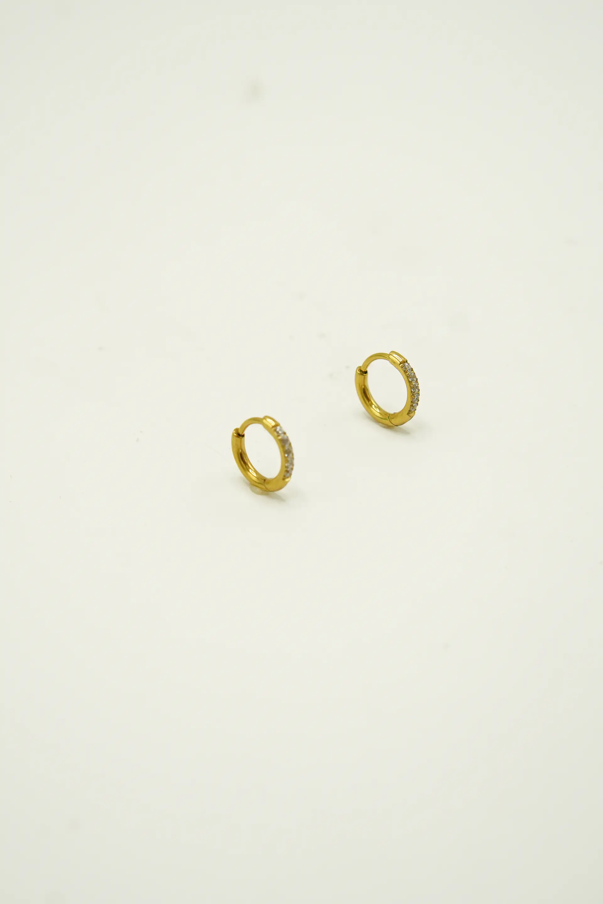 Argollas Aura shine 8mm zirconias Titanio Astm F136 Chapado En Oro 18k 5