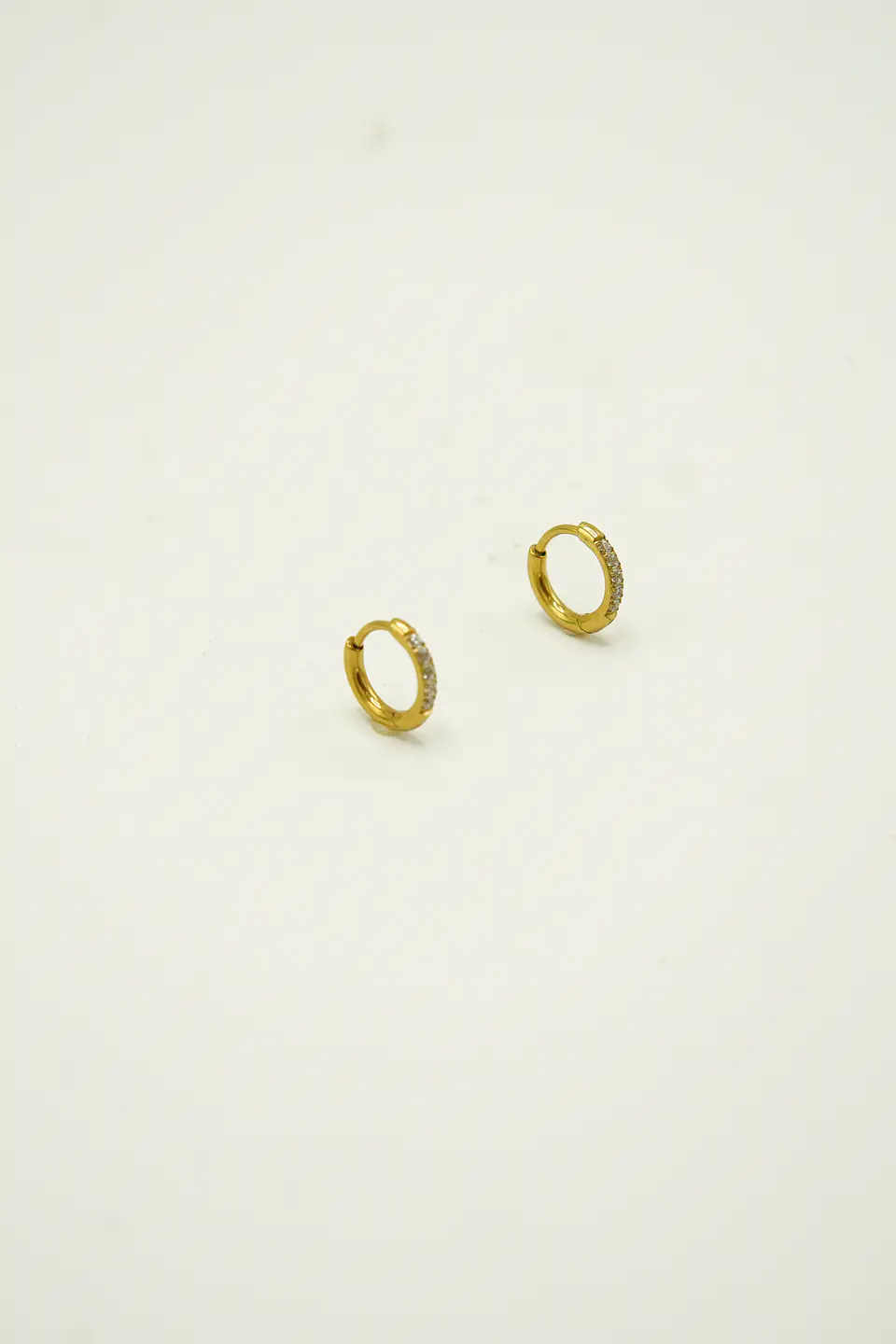 Argollas Aura shine 8mm zirconias Titanio Astm F136 Chapado En Oro 18k 5