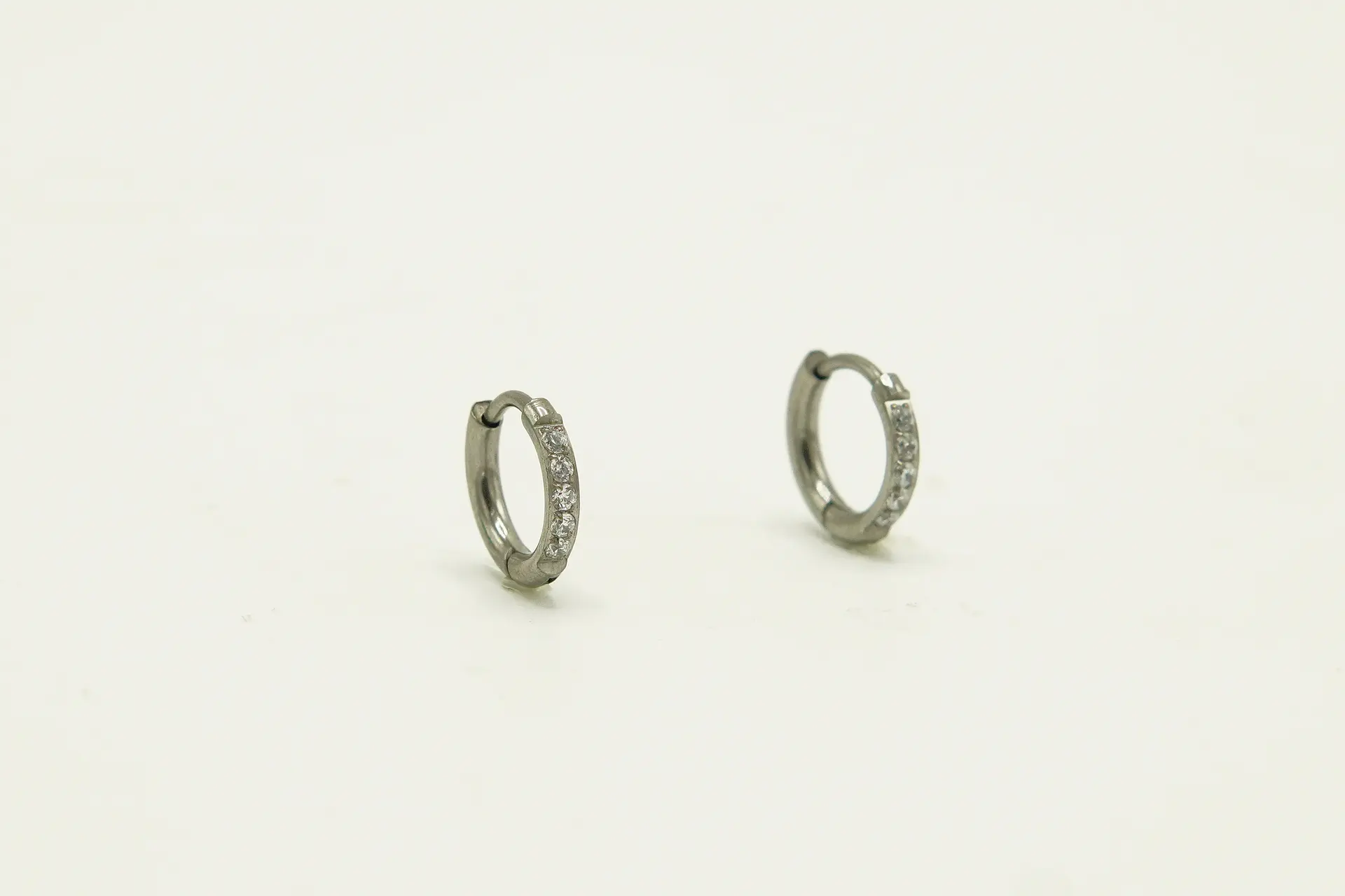 Argollas Aura Shine 8mm Titanio Astm F136 plateadas 6