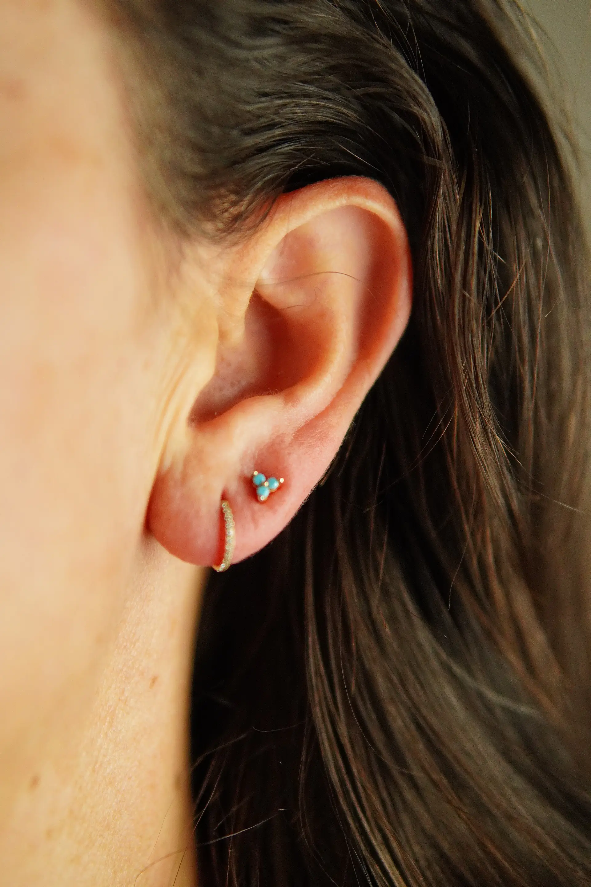 Argollas Emma 8mm 16G Titanio F136 Zirconia PVD oro 18k 5
