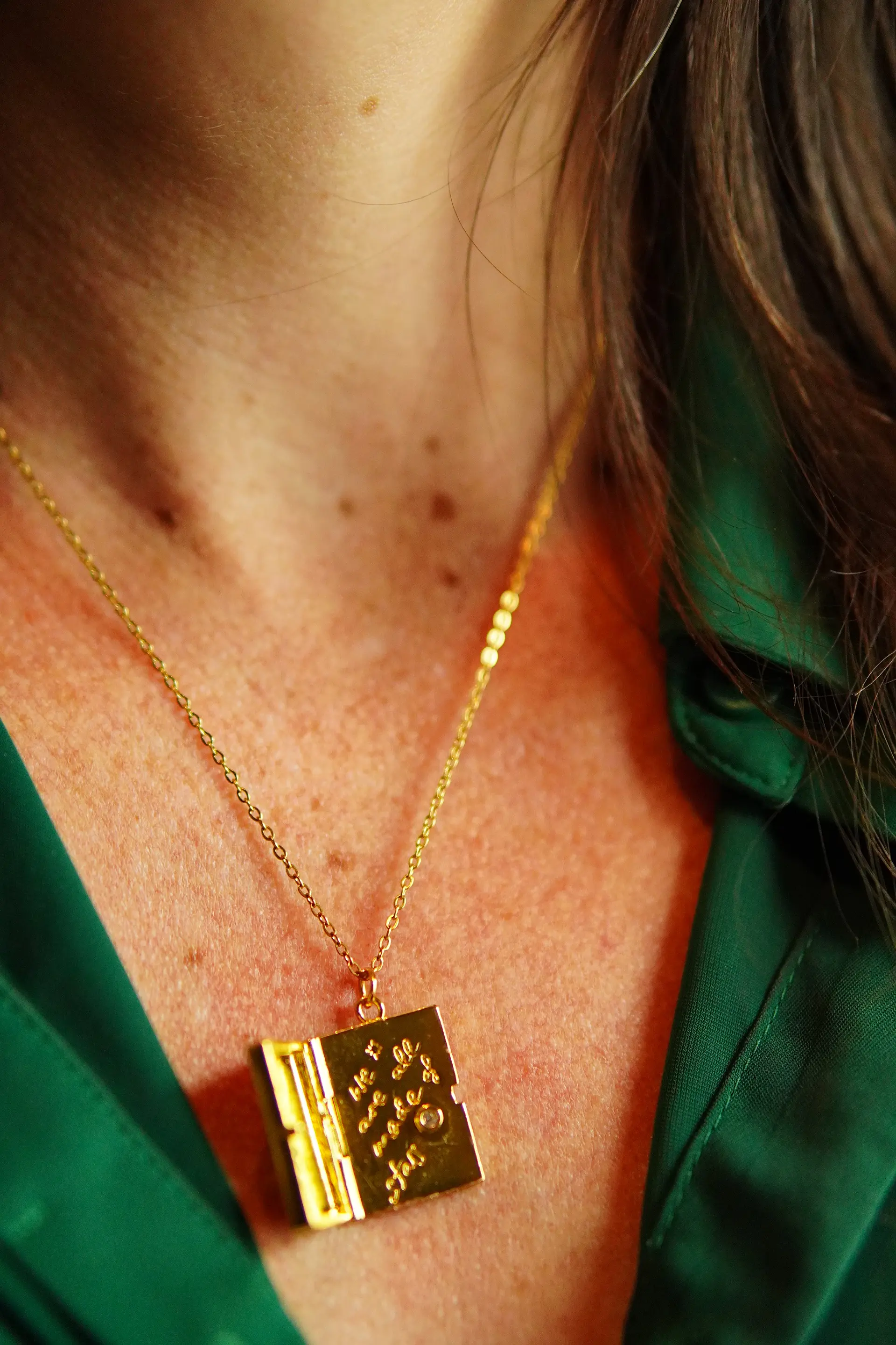Colgante Libro Relicario Estrella Luna Chapado En Oro 18k 12