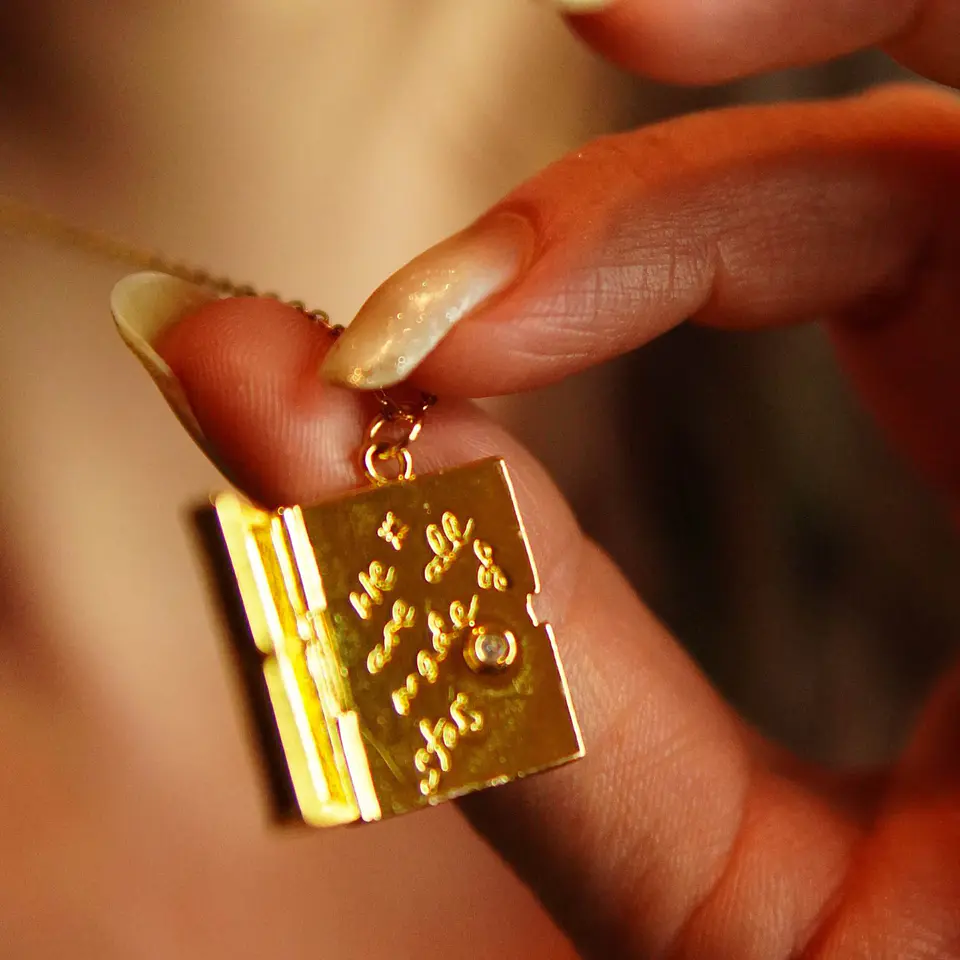 Colgante Libro Relicario Estrella Luna Chapado En Oro 18k 4