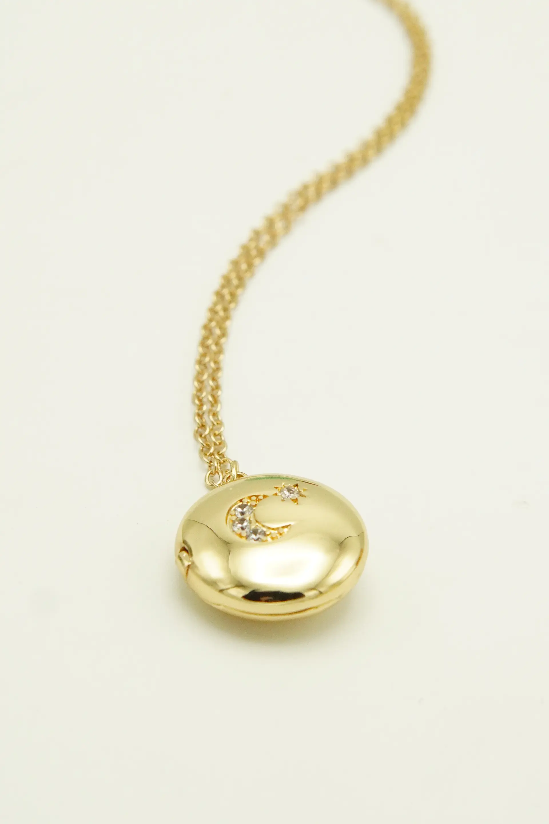 Colgante Relicario Redondo Luna Estrella Chapado En Oro 18k 2