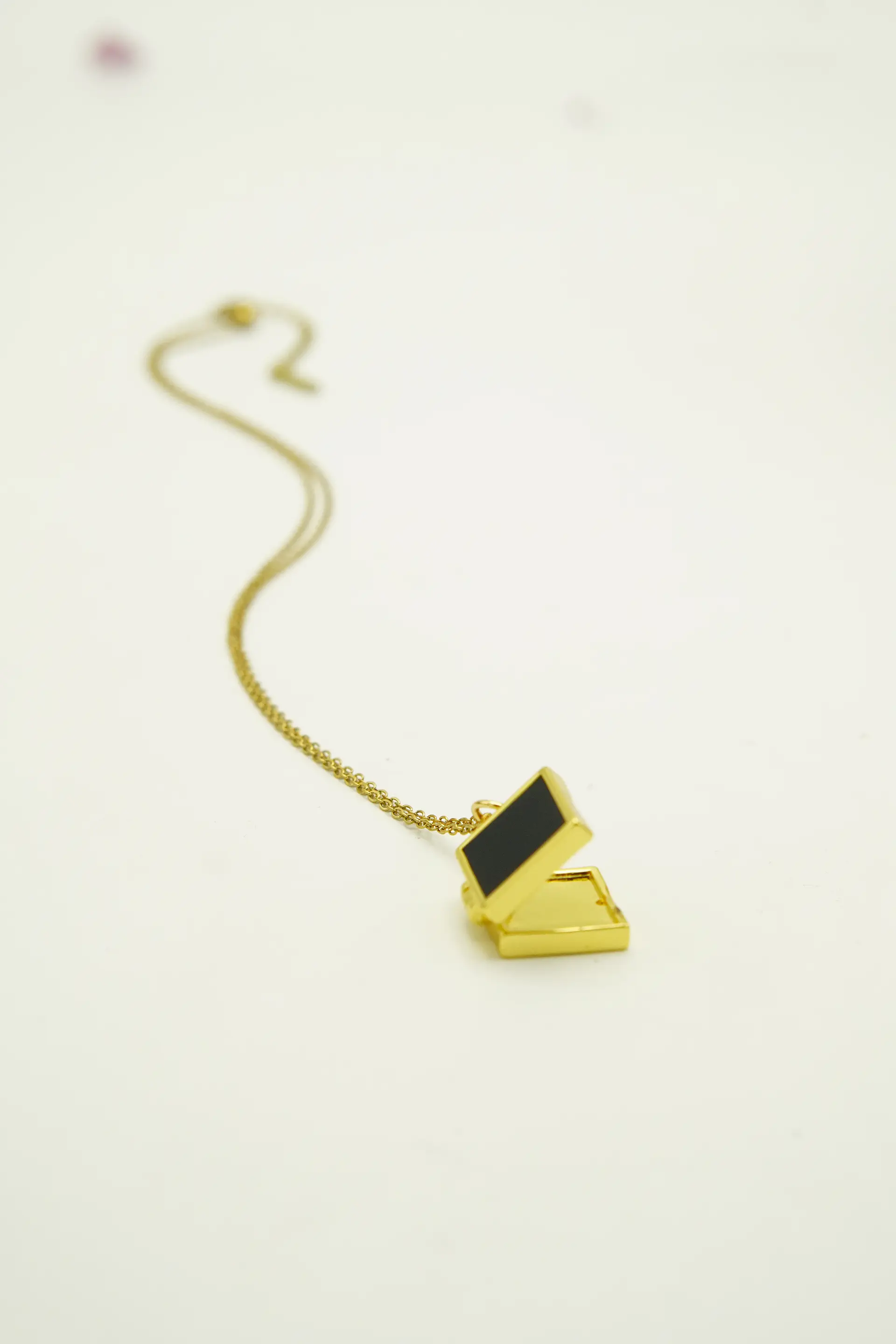Colgante Relicario Negro Collar Guardafoto Chapado Oro 18k 15