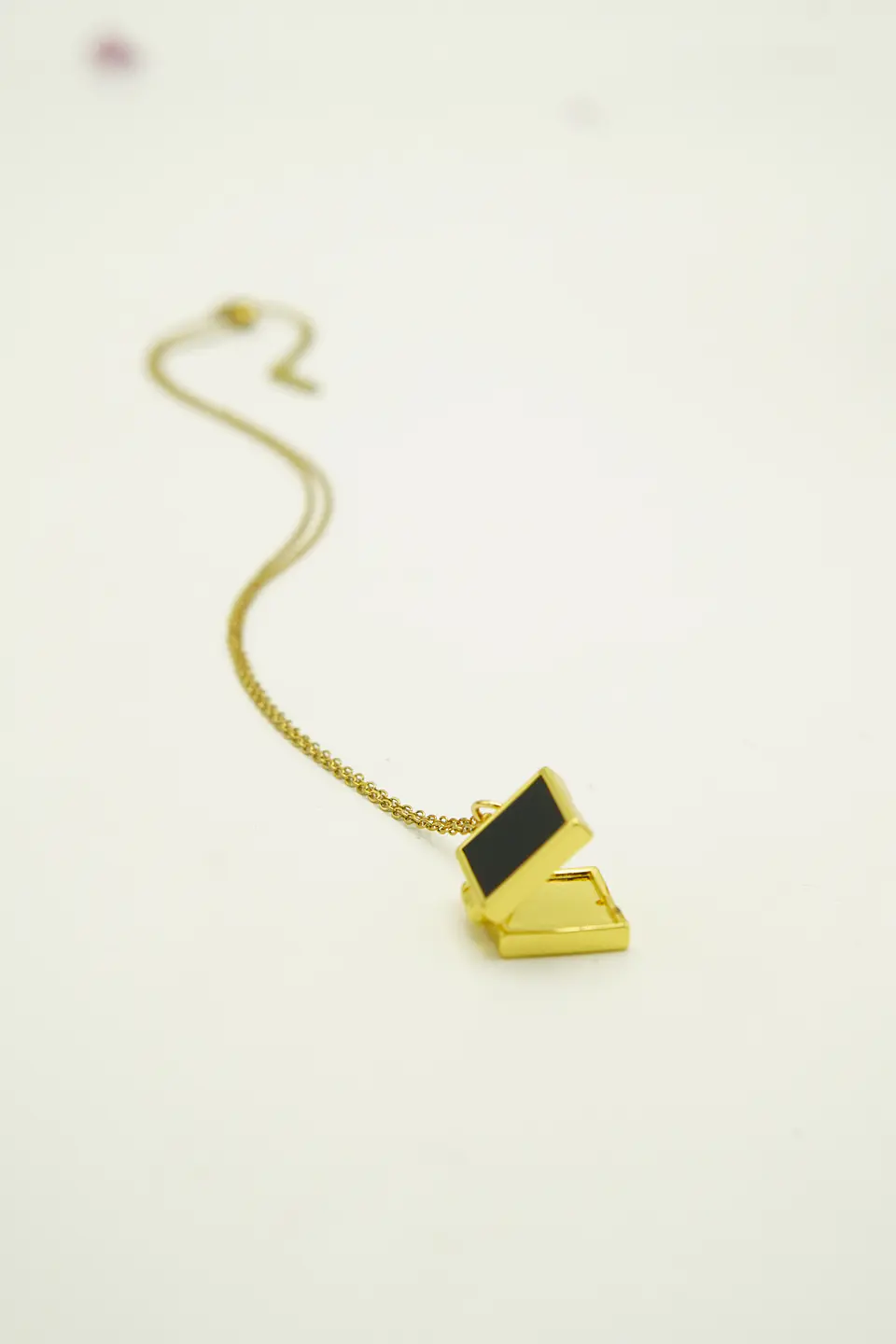 Colgante Relicario Negro Collar Guardafoto Chapado Oro 18k 15