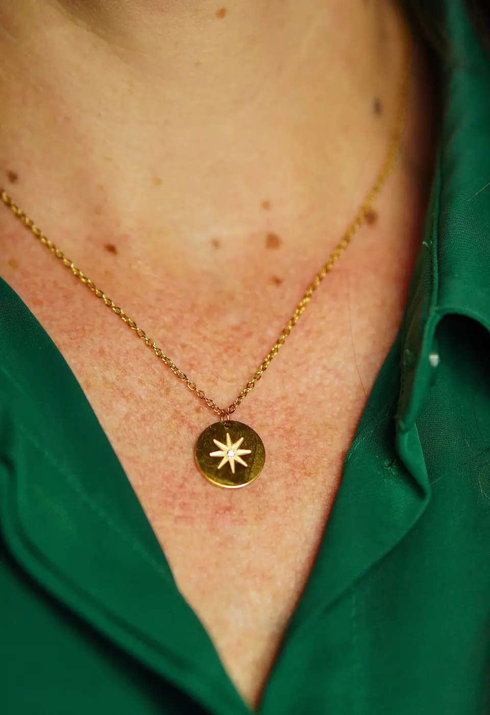 Colgante Medalla Estrella Punto De Luz Chapada Oro 18k 13