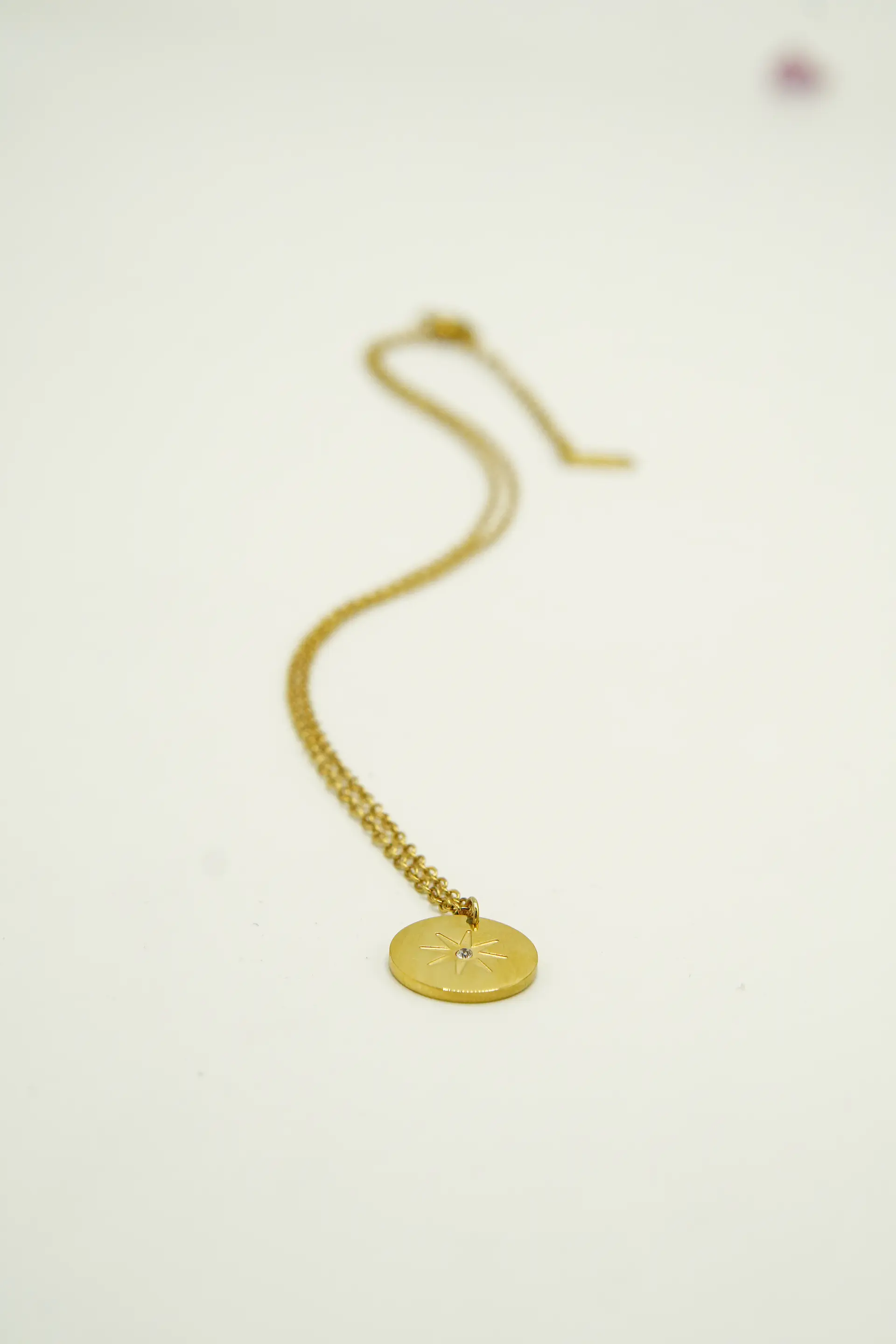 Colgante Medalla Estrella Punto De Luz Chapada Oro 18k 14