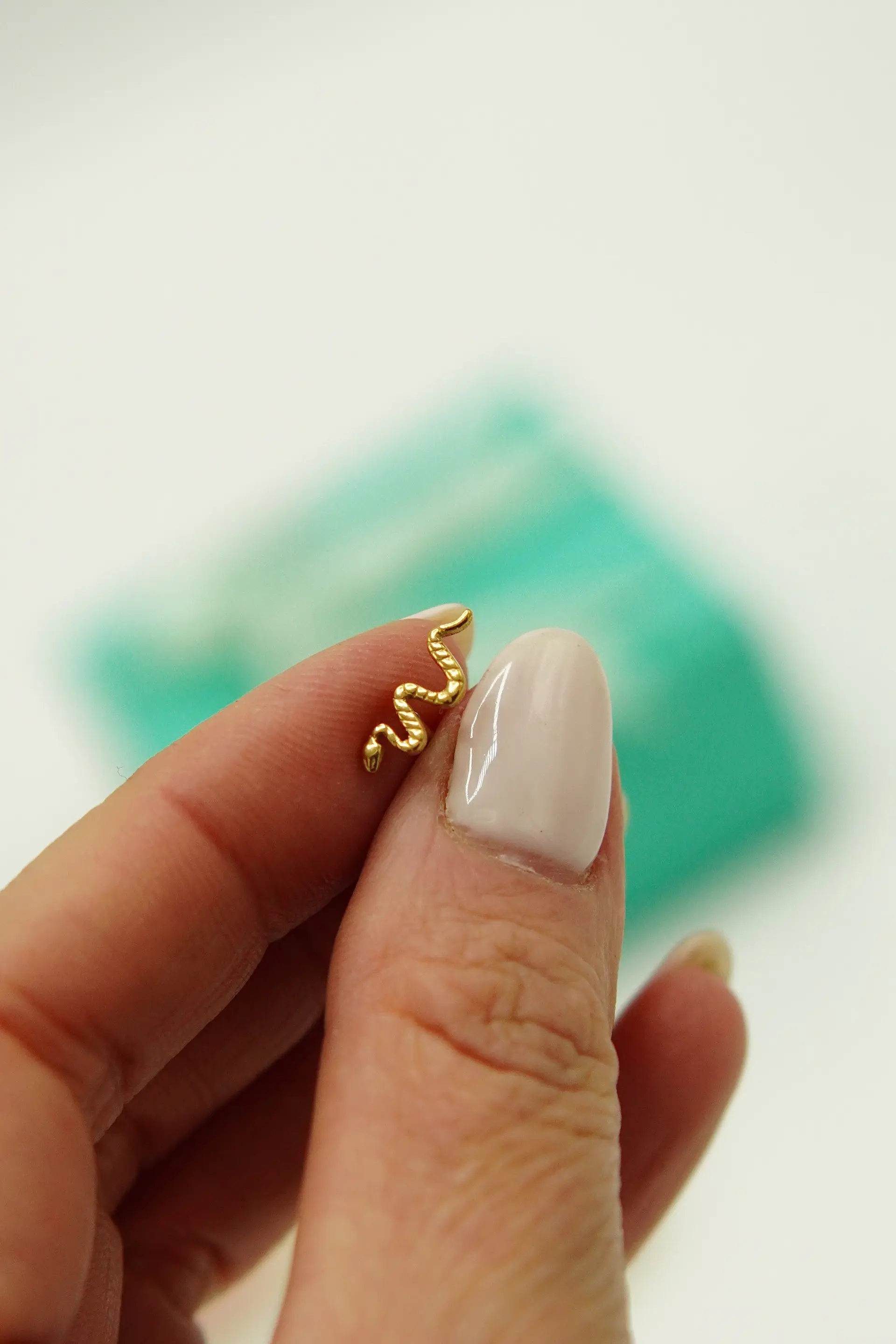 Piercing Labret Serpiente 8mm Chapada En Oro Titanio Astm F136 4