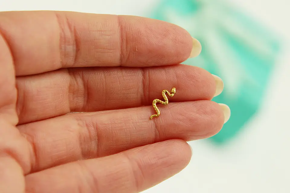 Piercing Labret Serpiente 8mm Chapada En Oro Titanio Astm F136 6