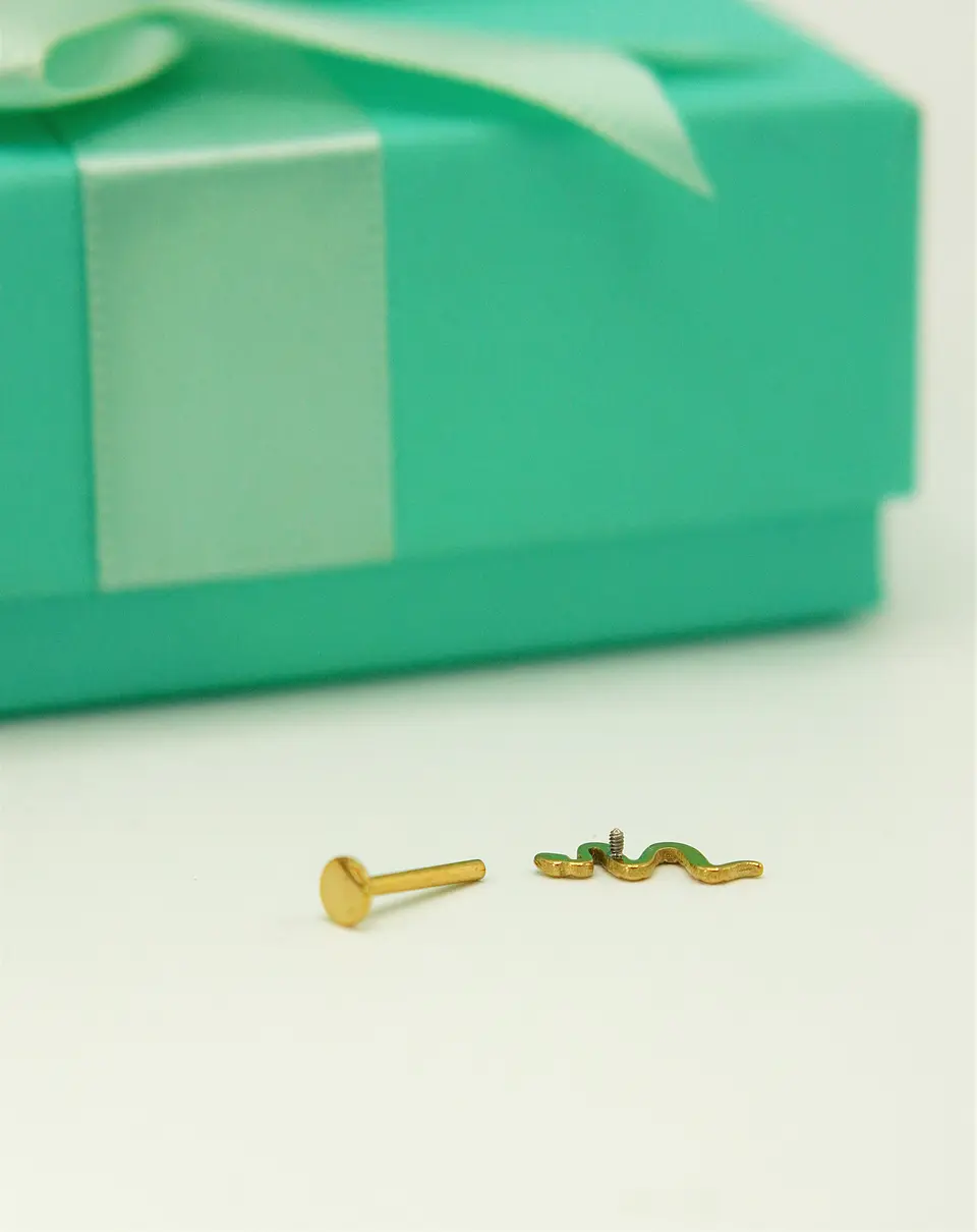 Piercing Labret Serpiente 8mm Chapada En Oro Titanio Astm F136 2