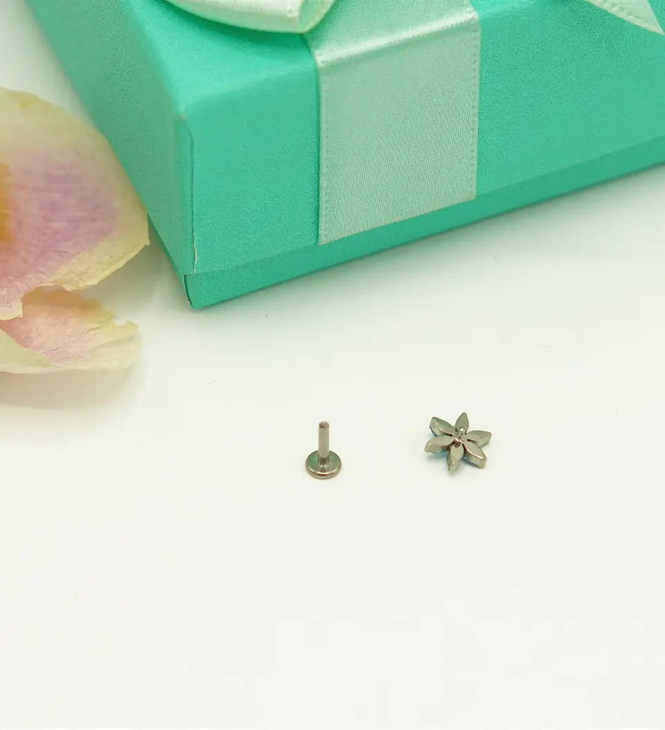 Piercing Labret 6mm Flor Zircon Azul Titanio Astm F136 10