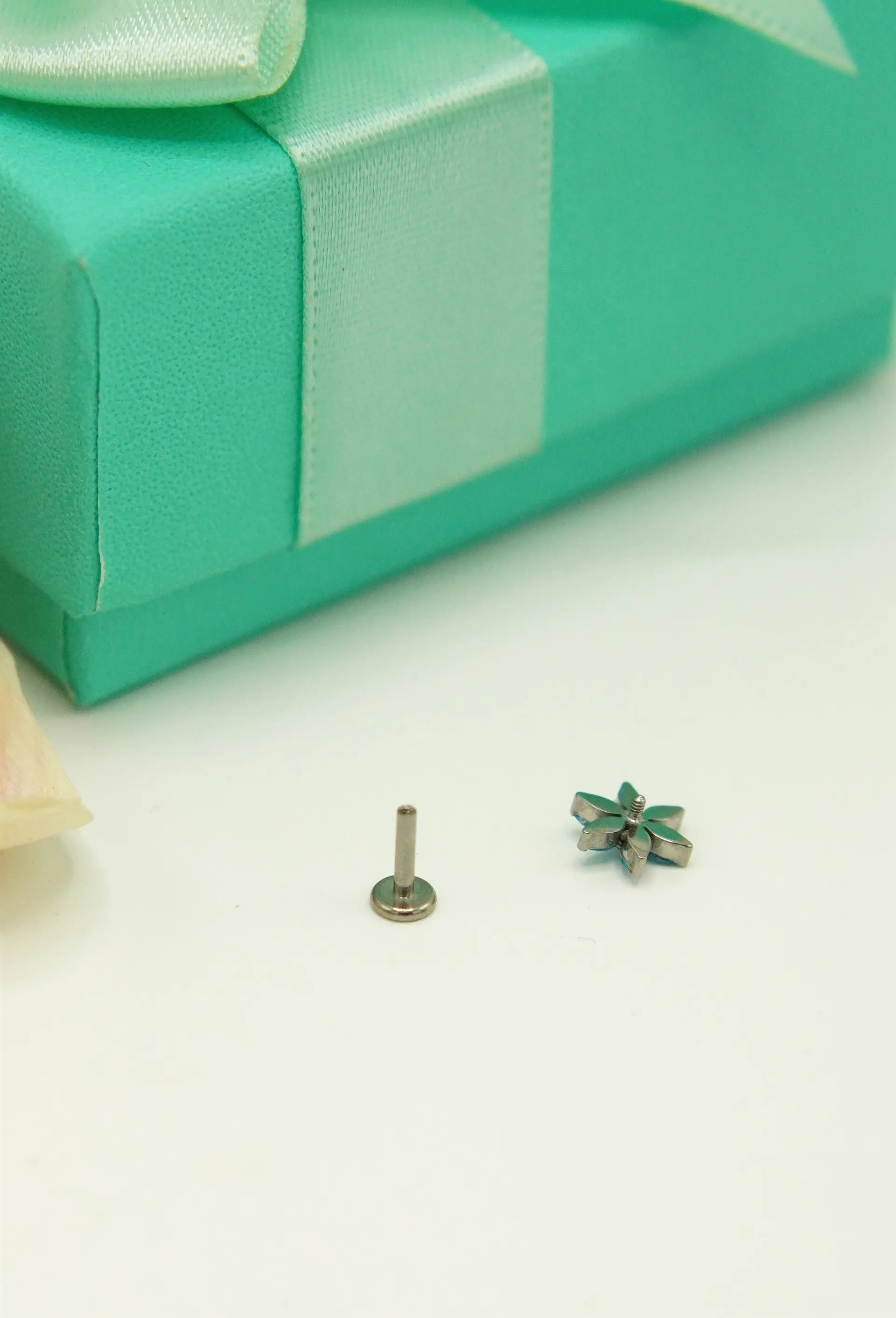 Piercing Labret 6mm Flor Zircon Azul Titanio Astm F136 2