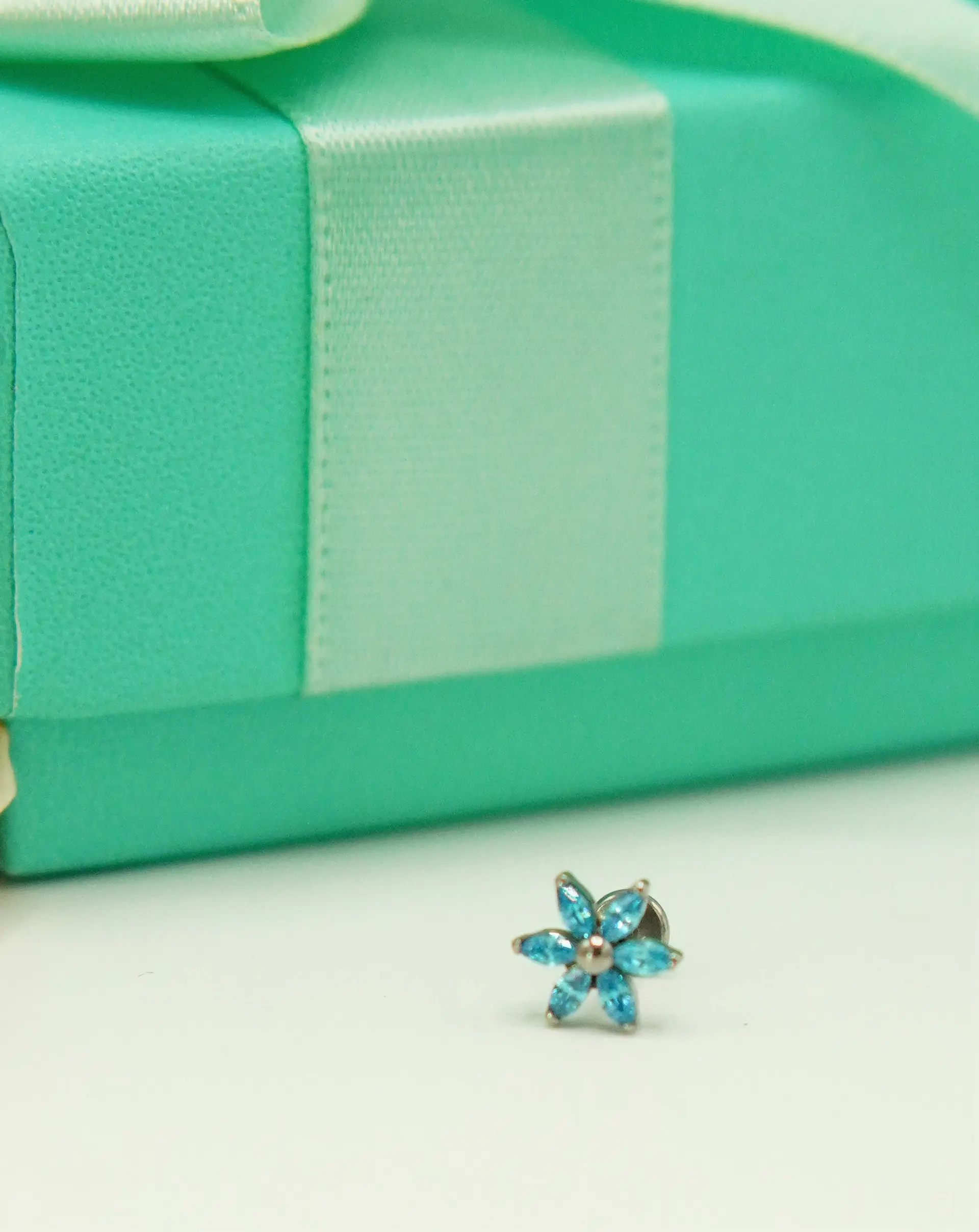 Piercing Labret 6mm Flor Zircon Azul Titanio Astm F136 8