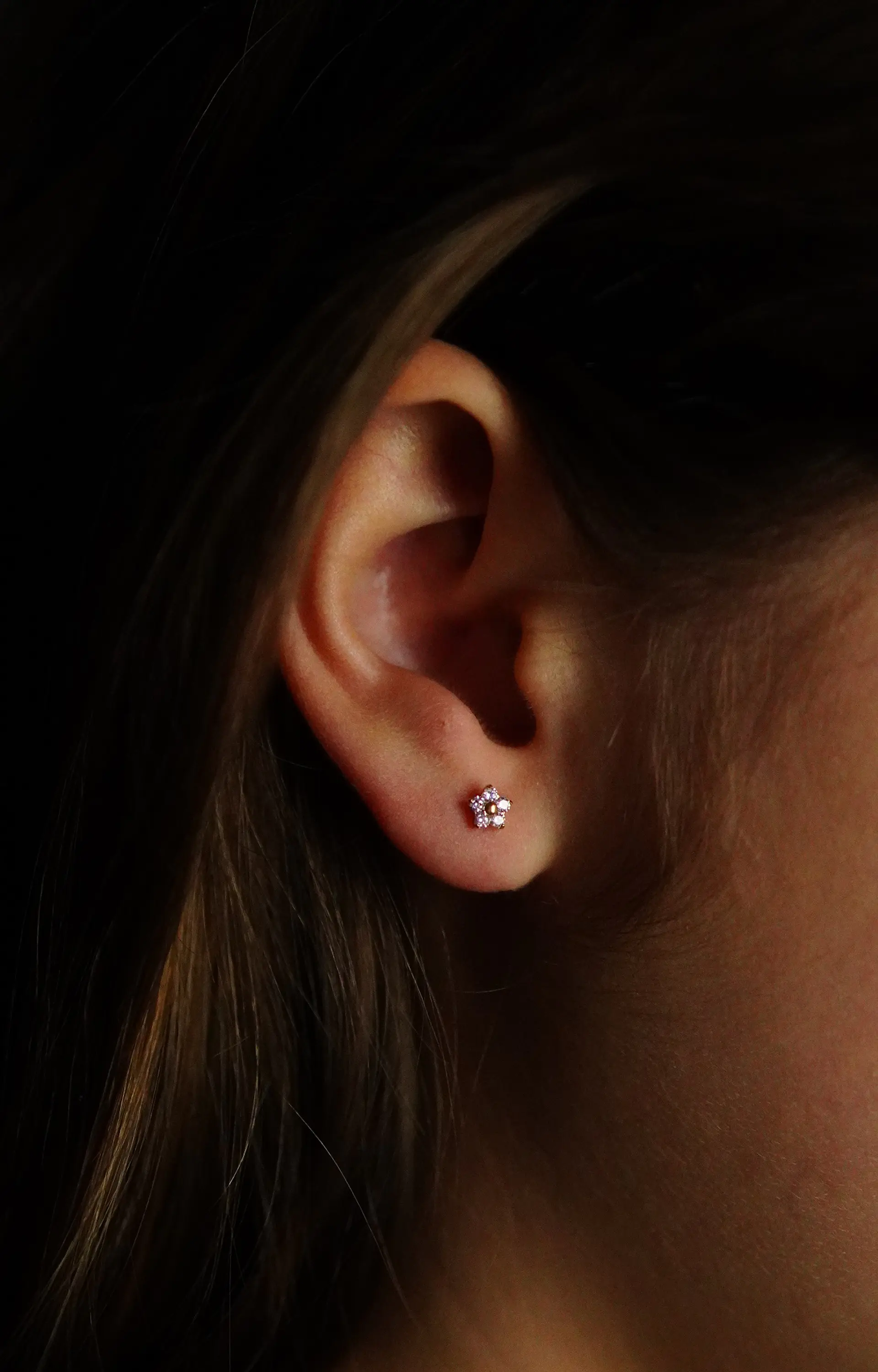 Piercing labret punto de luz flor titanio ASTM F136 Dorado 2