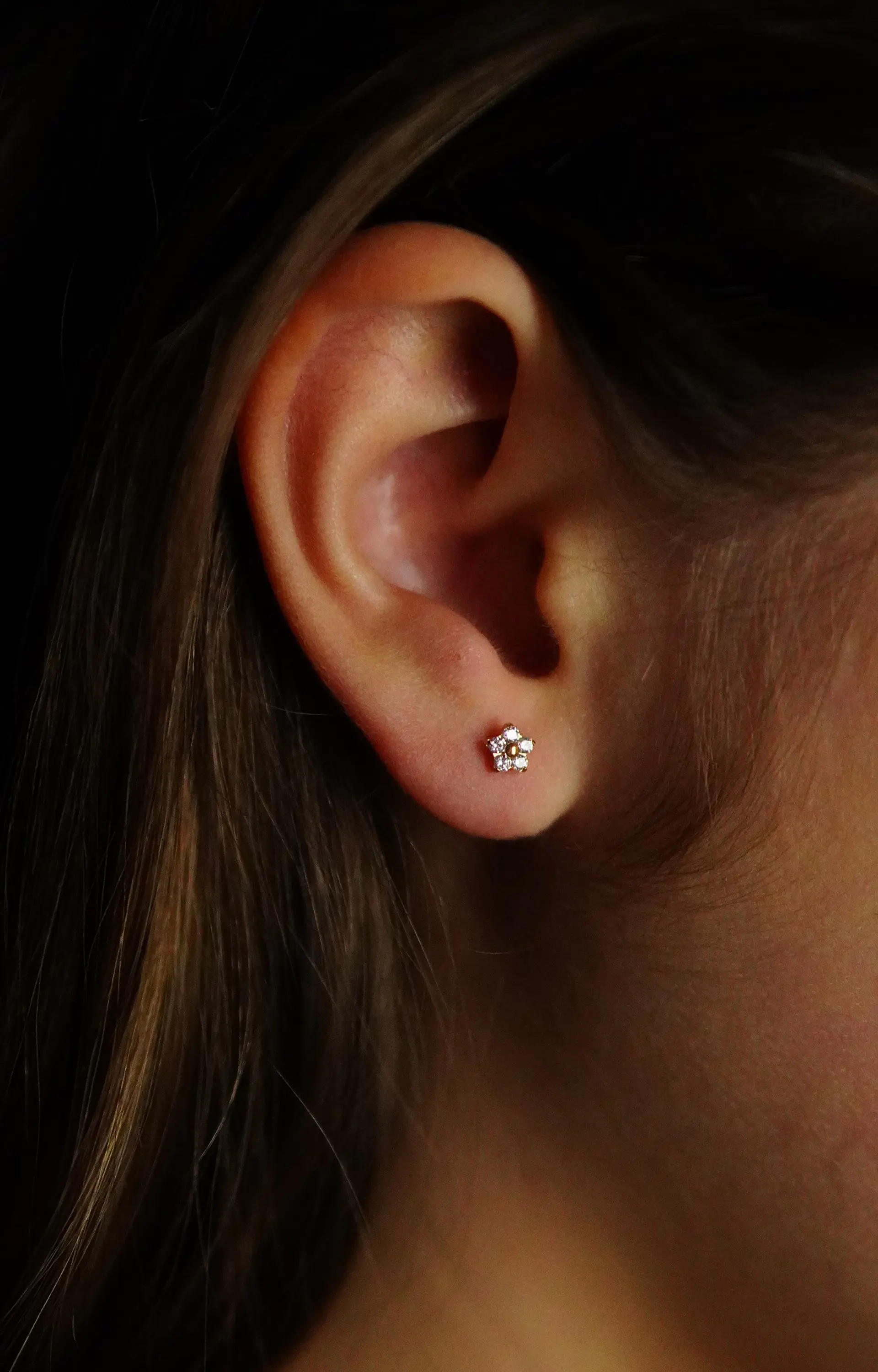 Piercing labret punto de luz flor titanio ASTM F136 Dorado 7