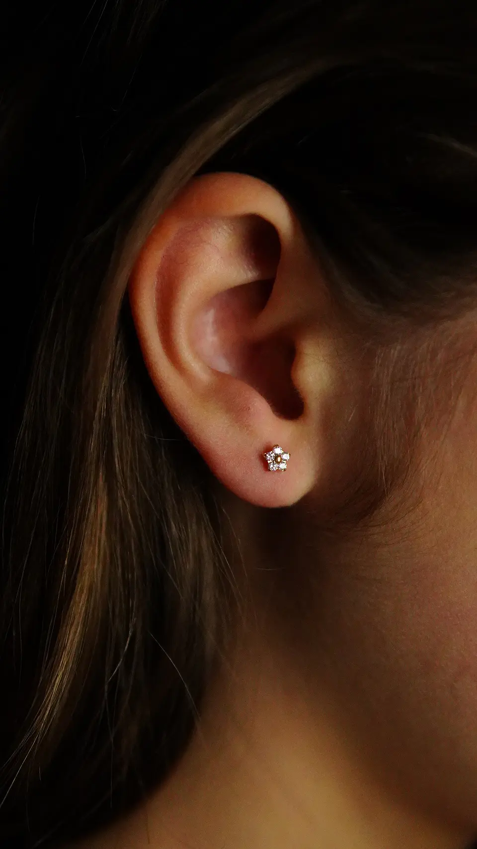 Piercing labret punto de luz flor titanio ASTM F136 Dorado 7