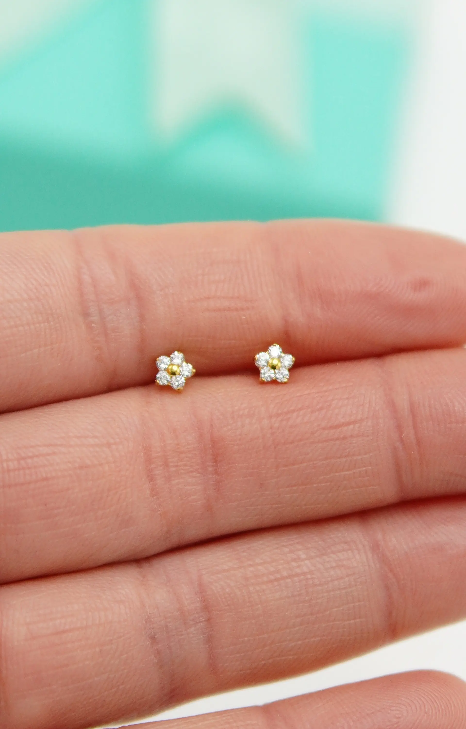 Piercing labret punto de luz flor titanio ASTM F136 Dorado 6