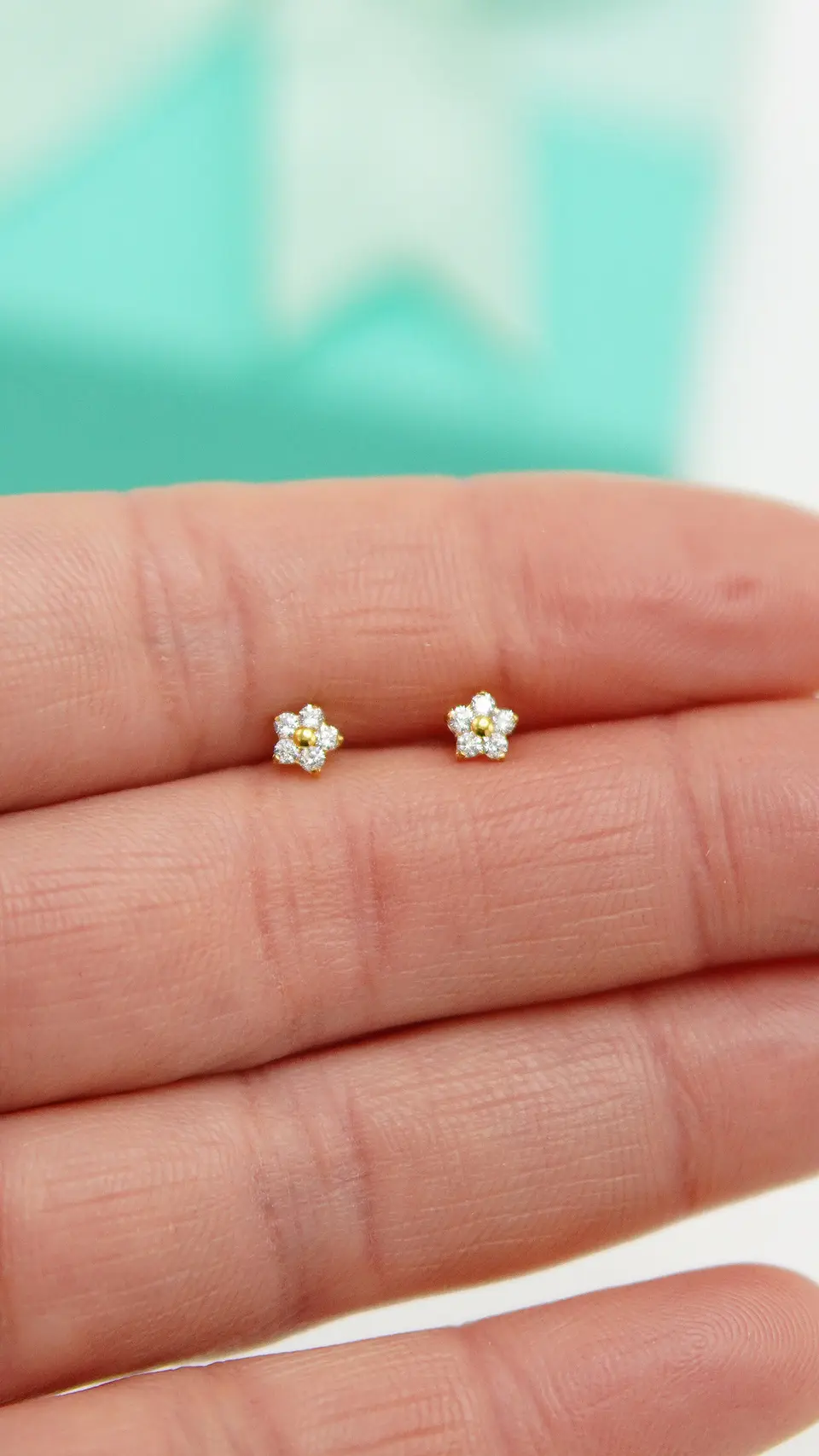 Piercing labret punto de luz flor titanio ASTM F136 Dorado 6