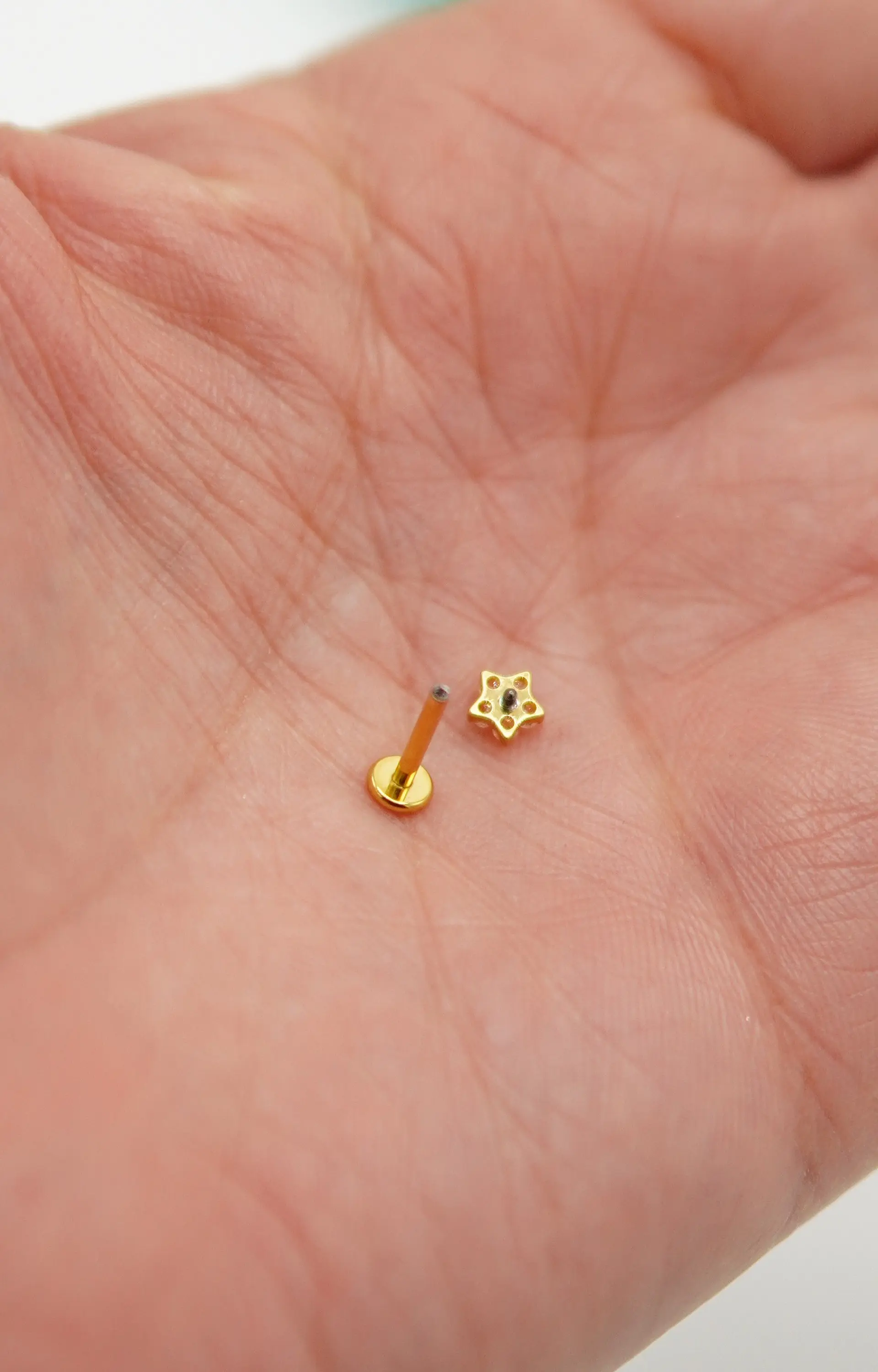 Piercing labret punto de luz flor titanio ASTM F136 Dorado 9