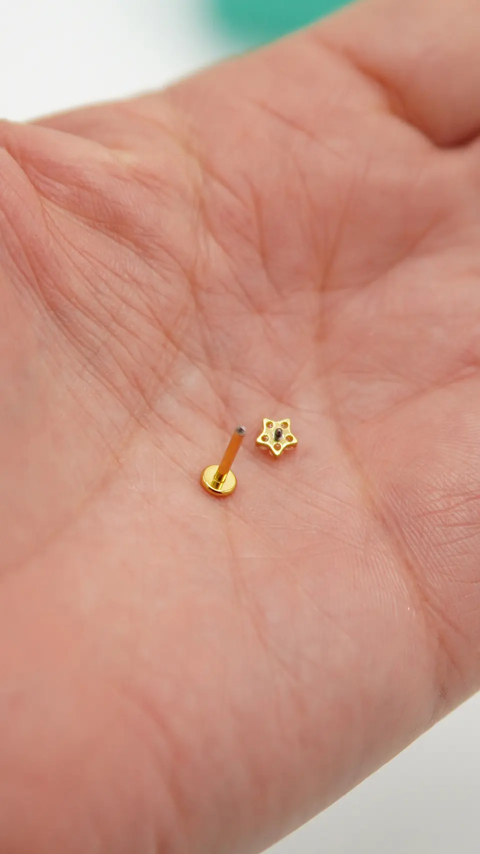 Piercing labret punto de luz flor titanio ASTM F136 Dorado 9