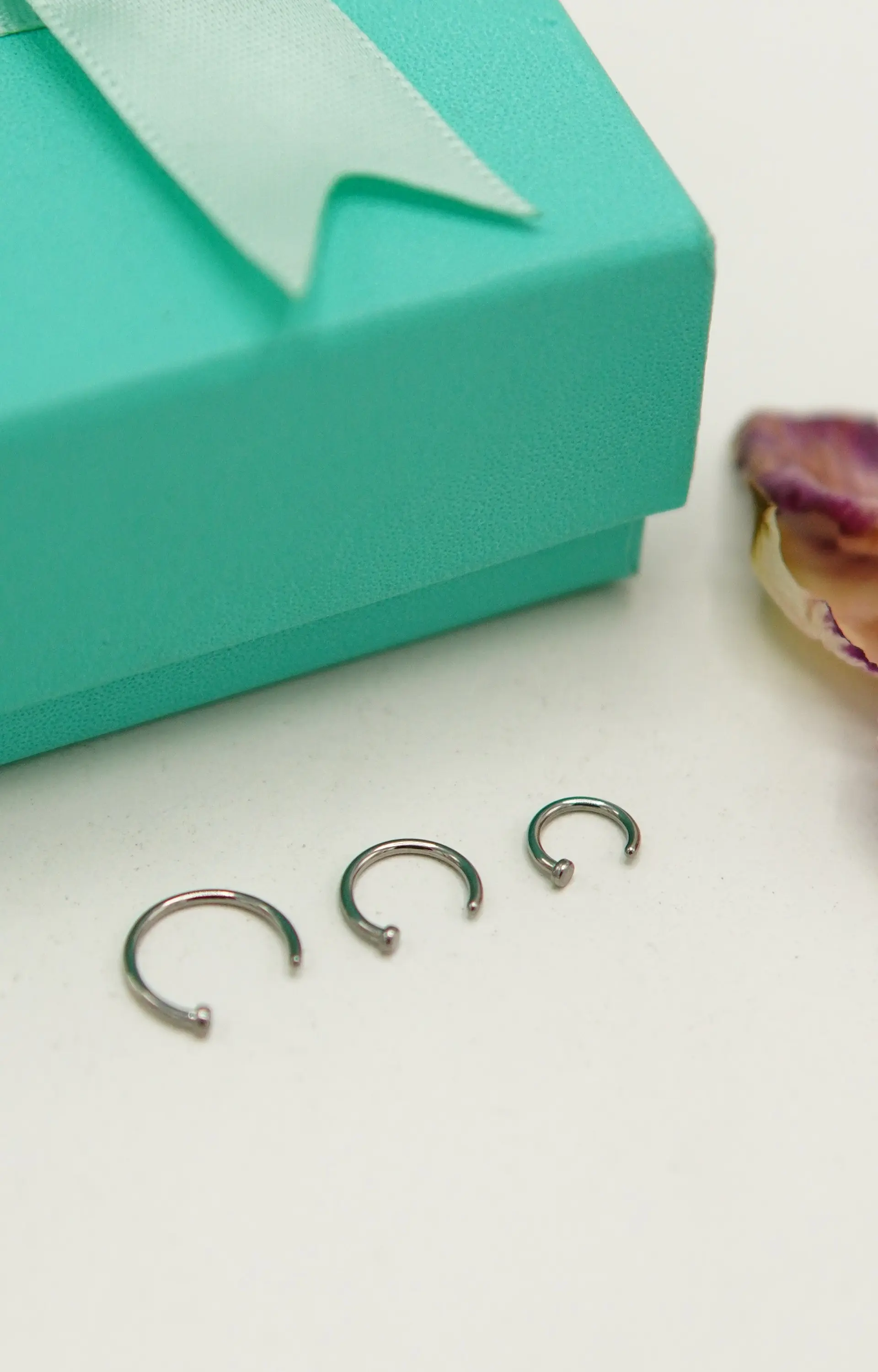 Pack de tres aros piercing abierto nostril titanio ASTM F136 plateados 2