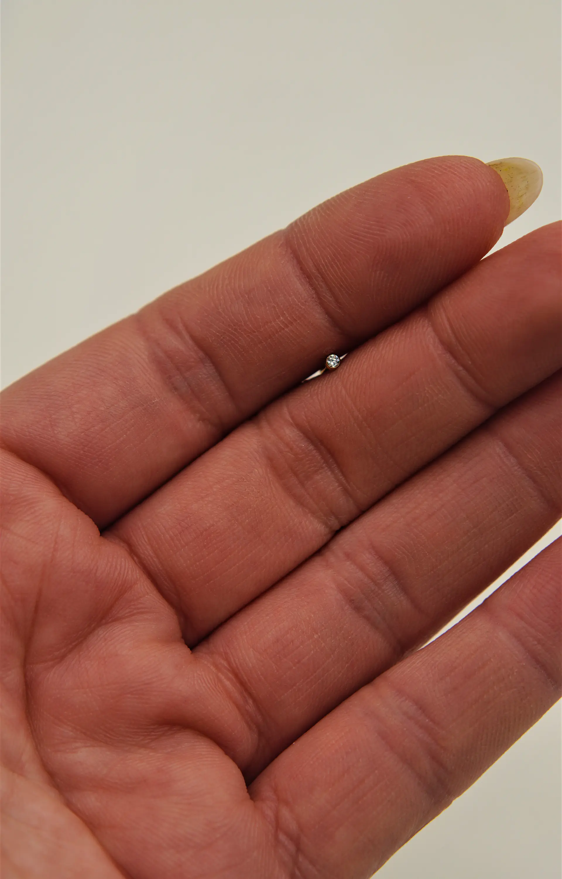 Piercing Nariz Nostril Tipo S Titanio ASTM F136 20G · Zirconia 2mm · Chapado en Oro 18k 8