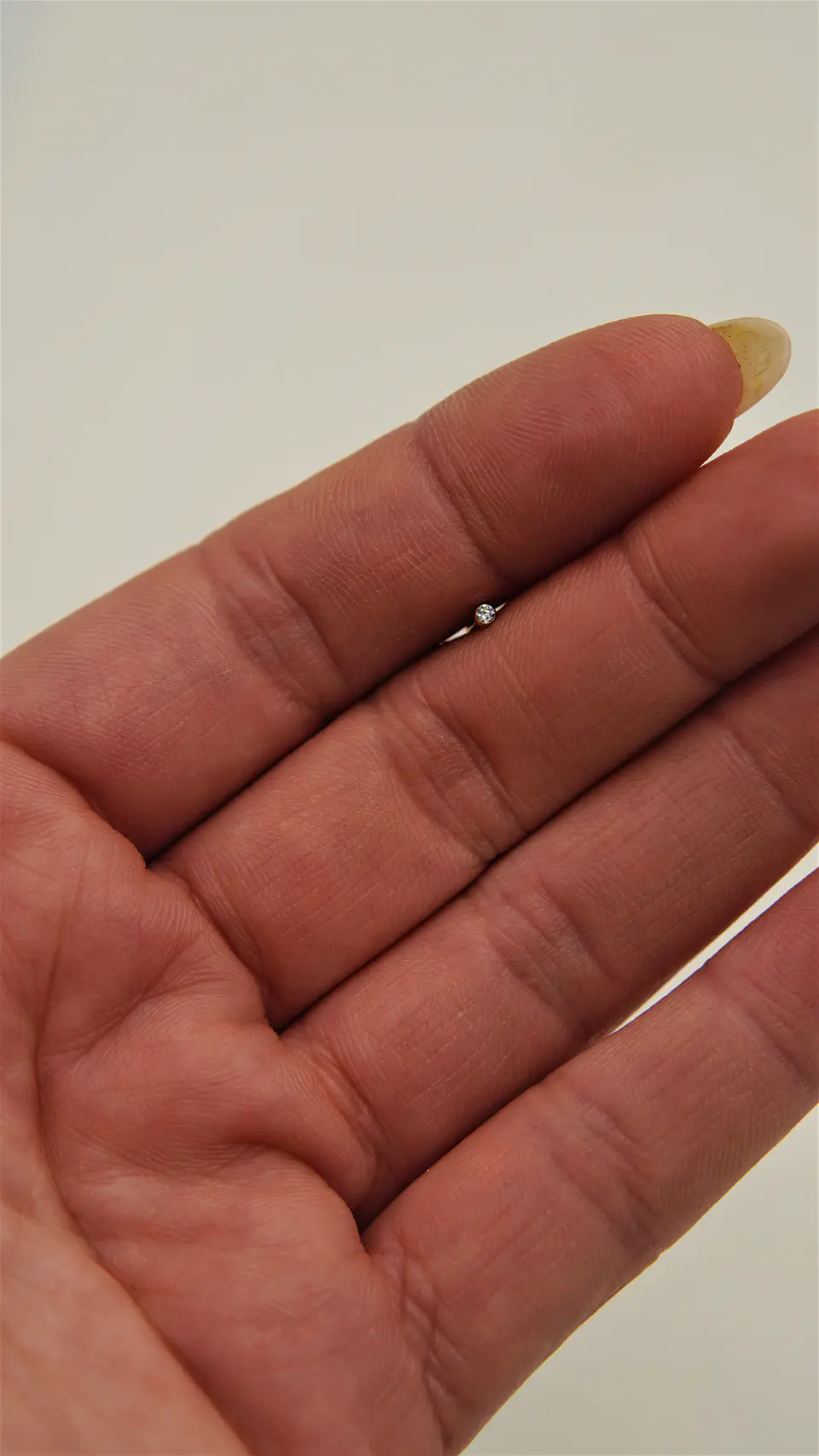 Piercing Nariz Nostril Tipo S Titanio ASTM F136 20G · Zirconia 2mm · Chapado en Oro 18k 8